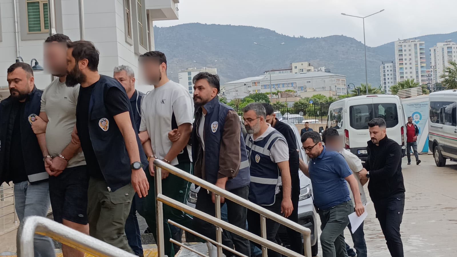 Kozan’da işlenen cinayetin zanlısı olan beş kişi adliyeye sevk edildi