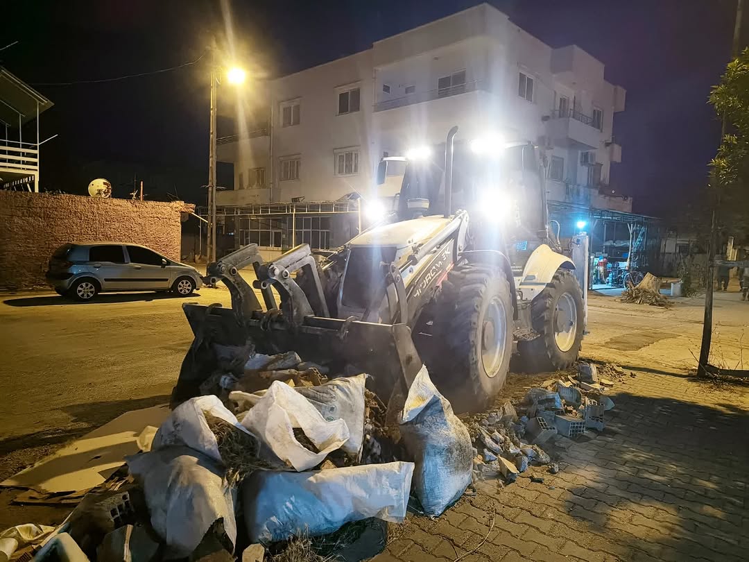 Ceyhan Belediyesi'nden beş mahallede gece mesaisi