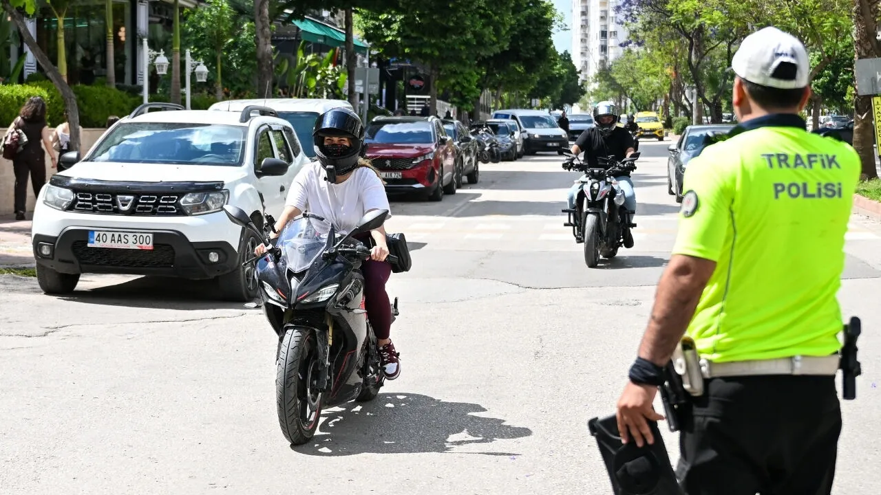 Adana’da motosiklet sürücülerine ceza yağdı