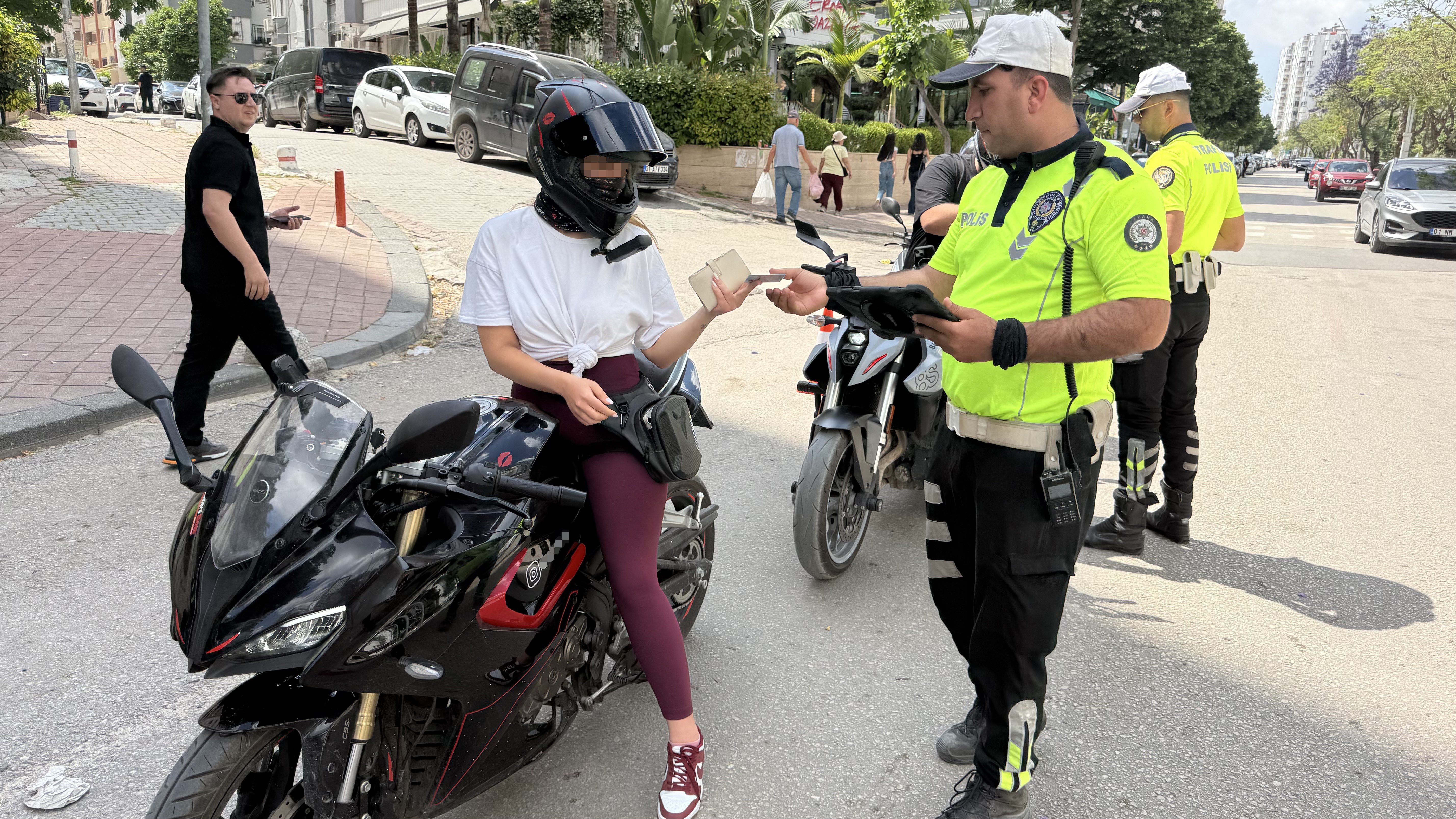 Adana’da motosiklet sürücülerine ceza yağdı
