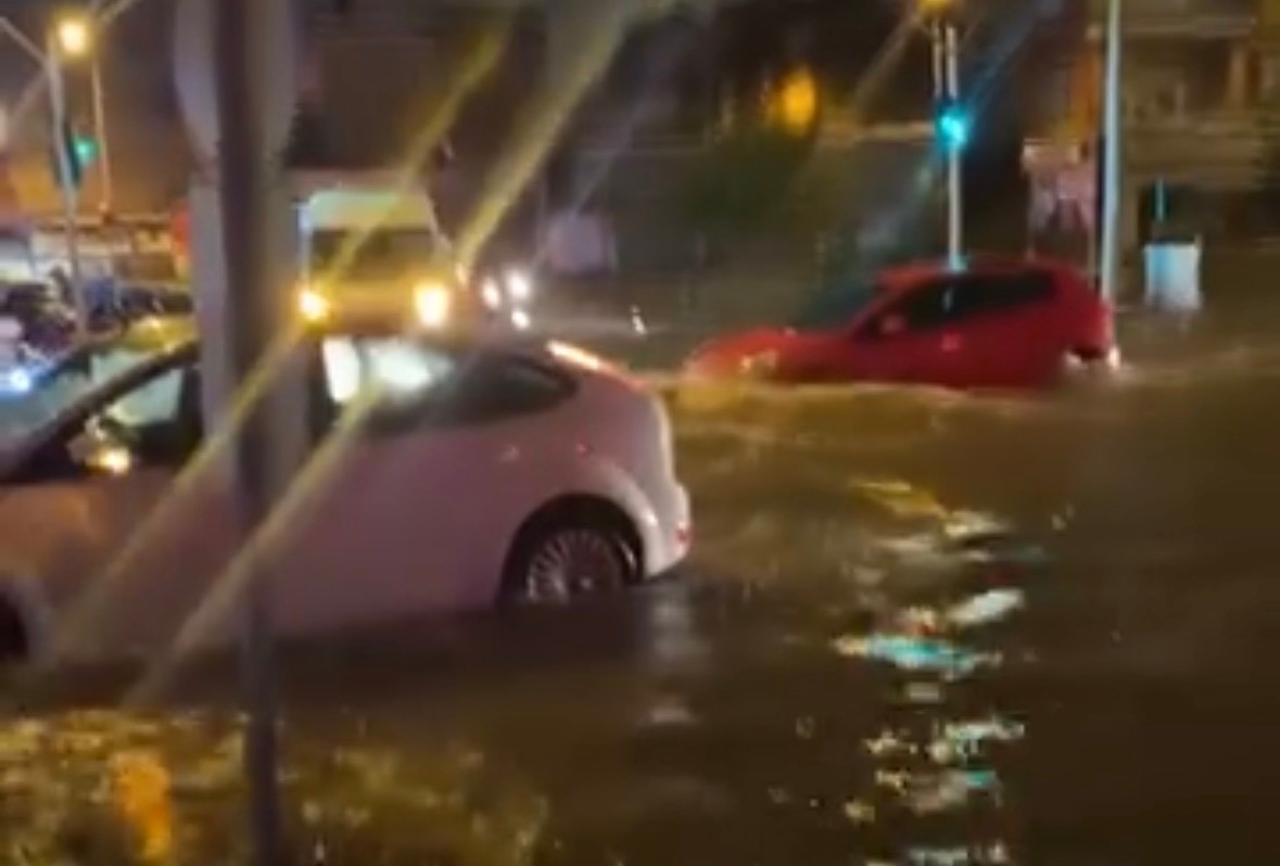 Adana’da sağanak yağış yolları göle çevirdi