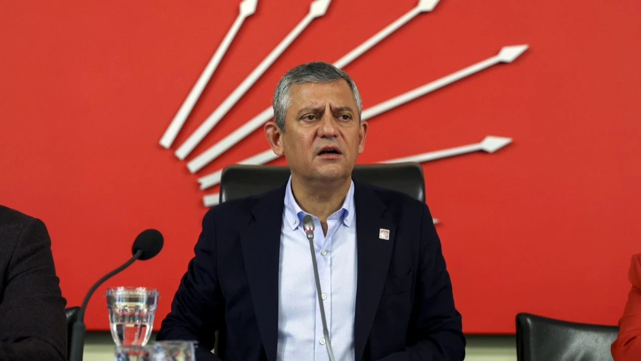 Özgür Özel’den CHP Genel Merkezi’nde sert açıklama: “Buradan çıkmayacağız”