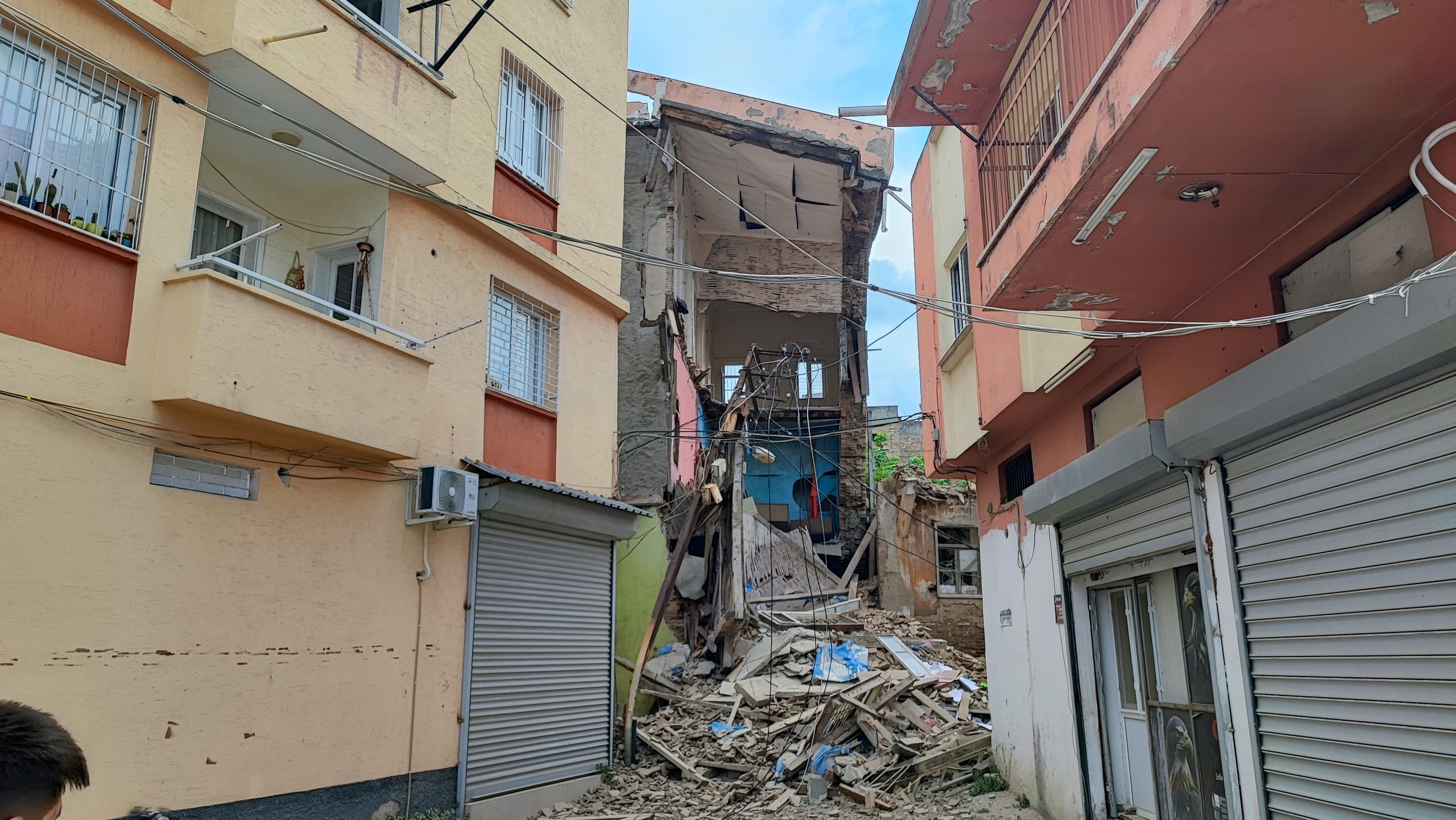 Sağanak ve deprem sonrası metruk binanın bir kısmı yıkıldı