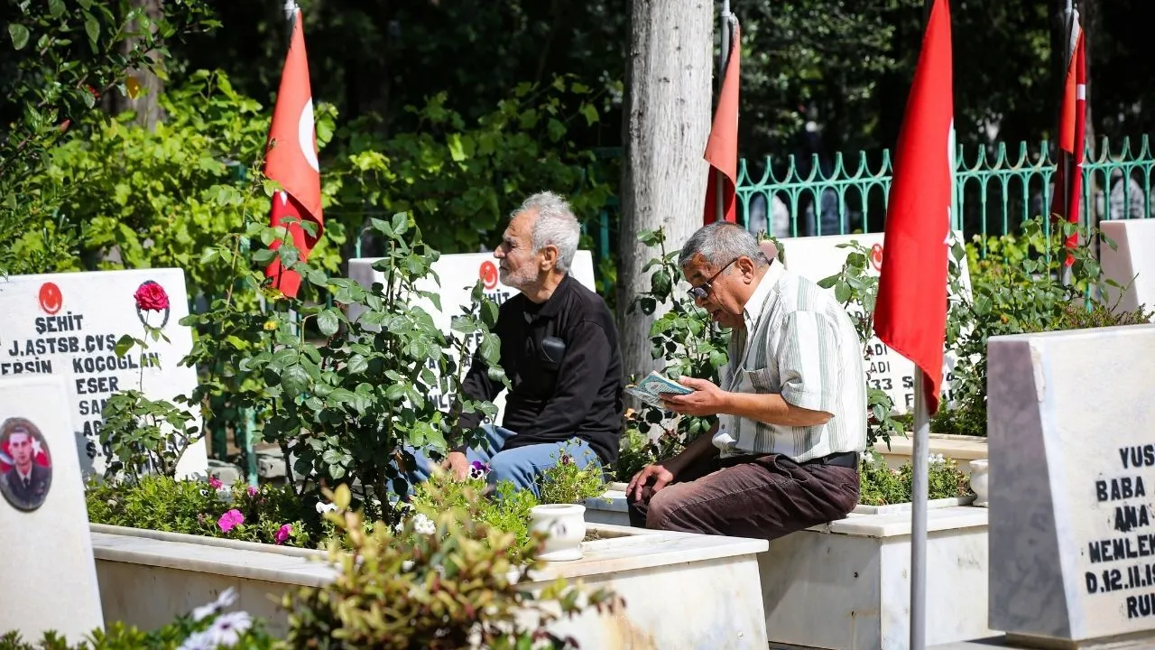 Şehitliklerde bayram arifesi yoğunluğu