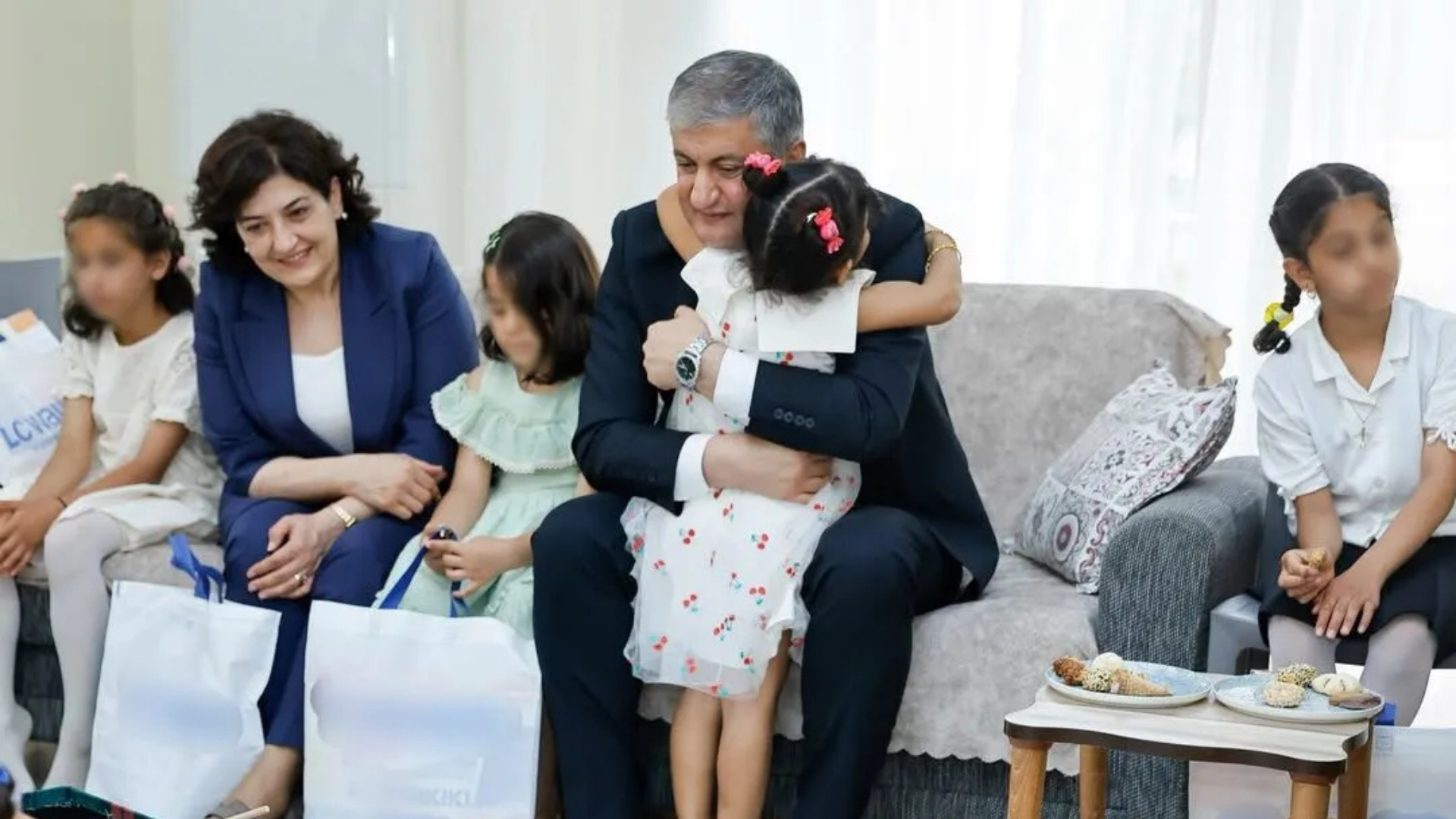 Vali Yavuz’dan çocuk evlerine bayram ziyareti