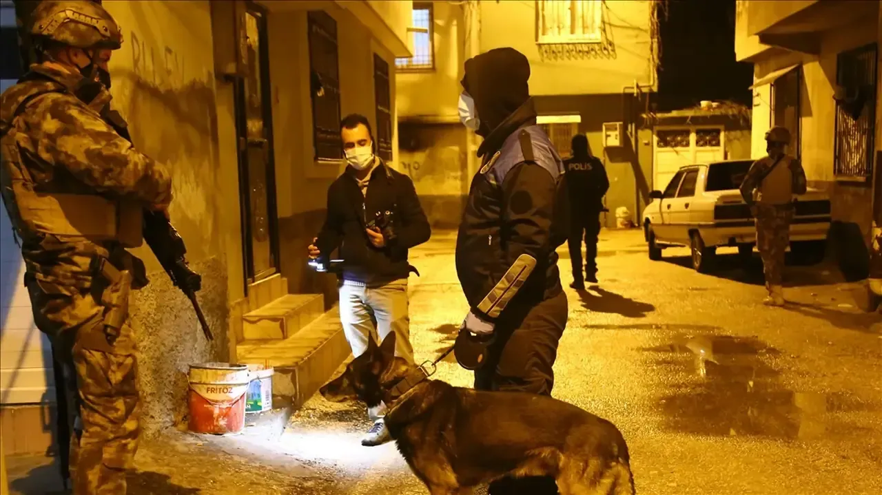 Köpek kulübesindeki uyuşturucu satışına suçüstü