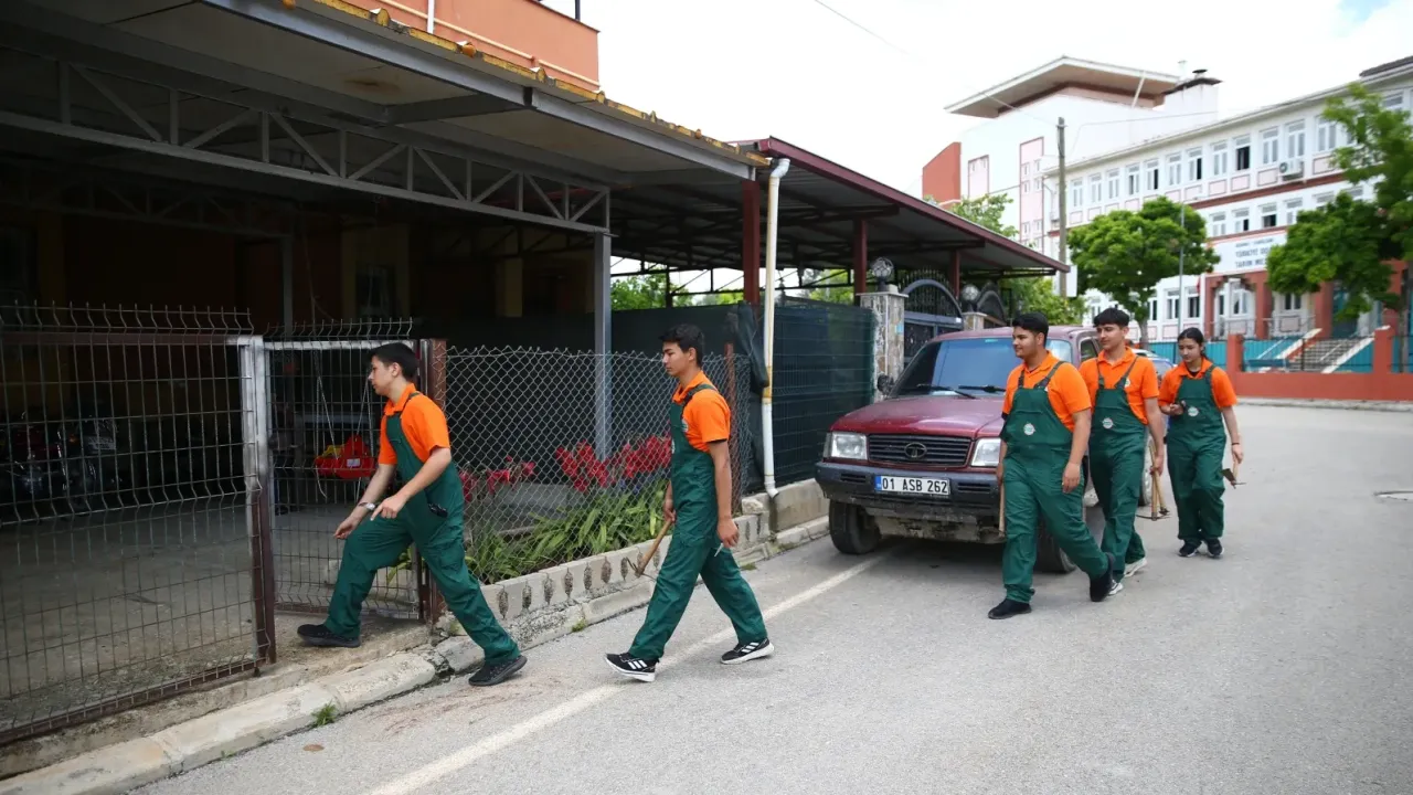 Adana’daki tarım lisesi öğrencilerinden yaşlı ve hastalara anlamlı destek