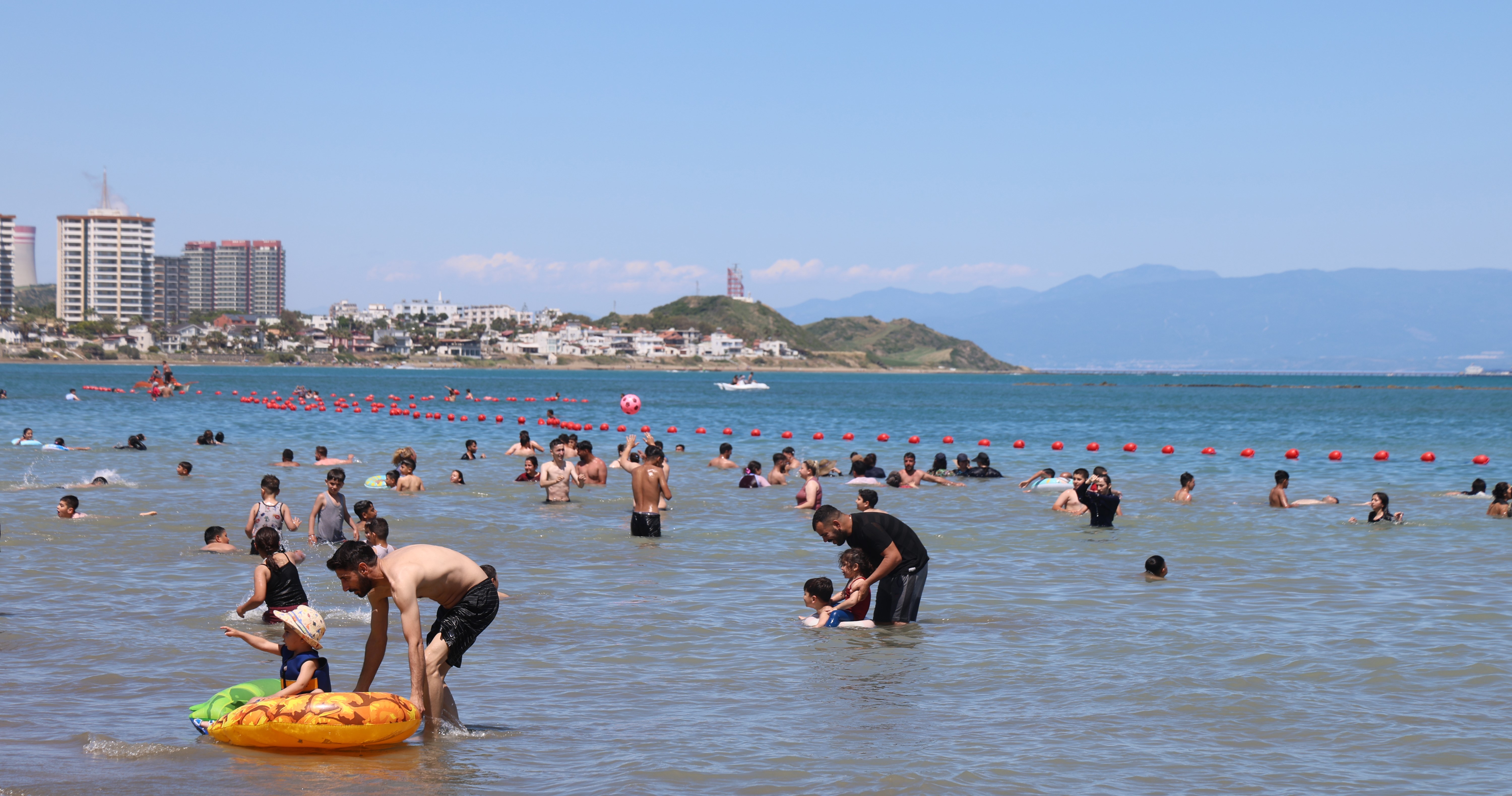 Adana’da bayramın son gününde Yumurtalık sahili doldu taştı