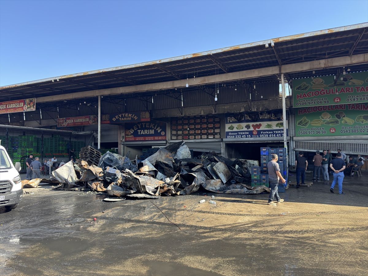 Adana’daki hal kompleksinde çıkan yangında 3 iş yeri zarar gördü