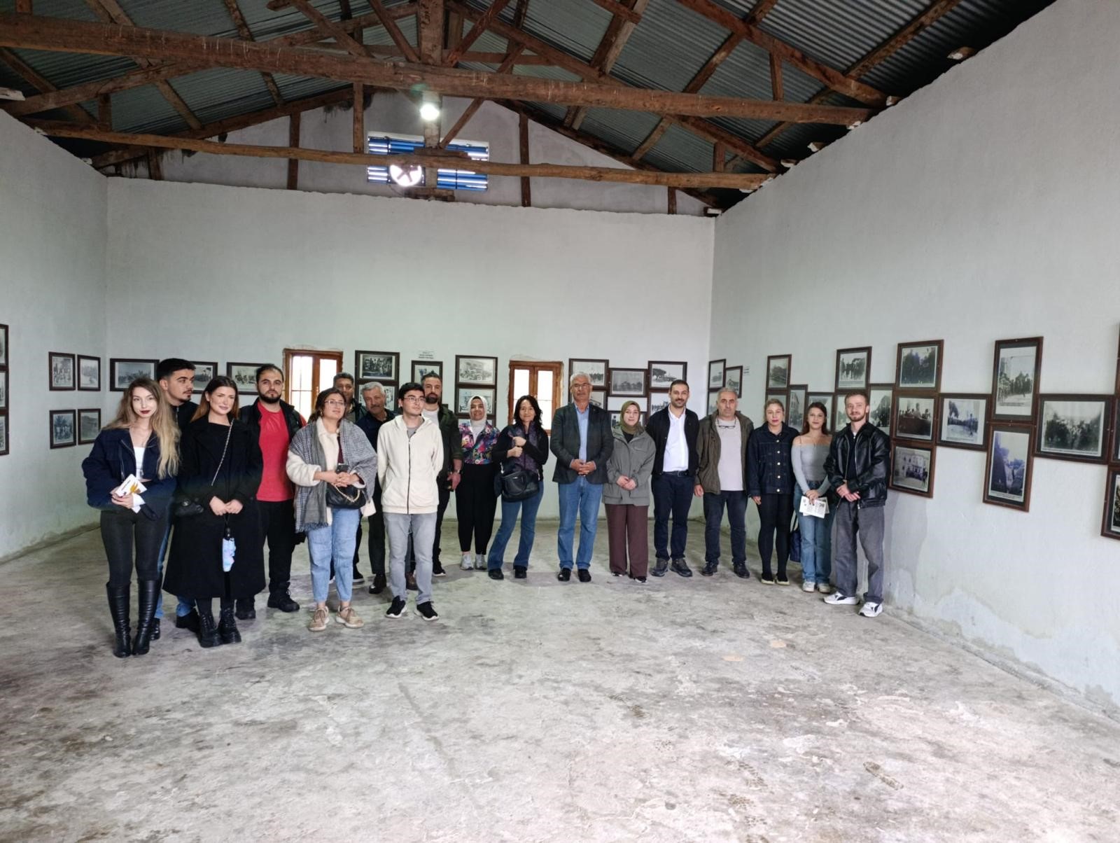 İletişim Fakültesi öğrencileri Kozan'ın kurtuluşuna tanıklık eden tarihi belgeleri yerinde inceledi