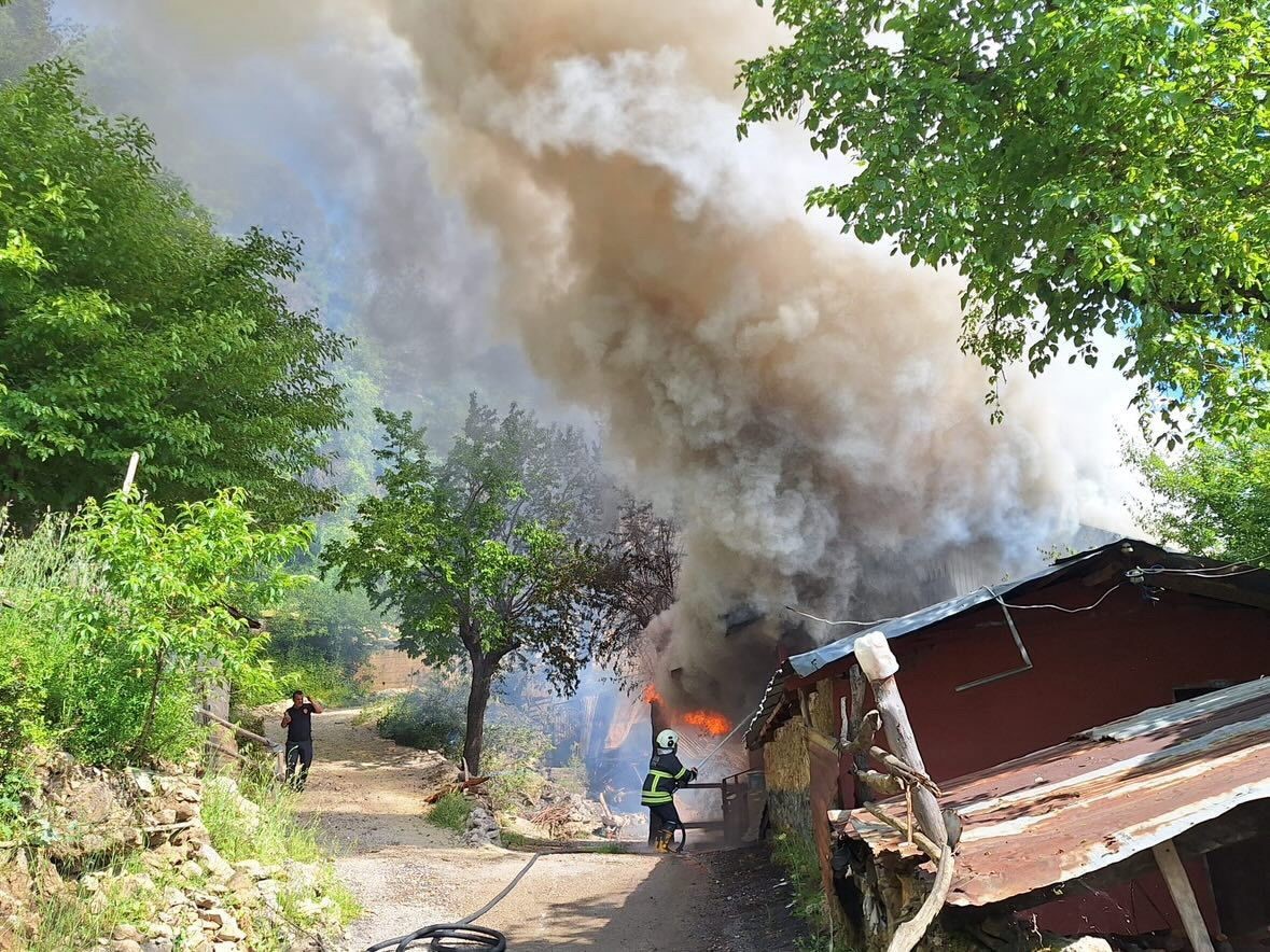 Kozan’da yayla evinde çıkan yangın ormanlık alana sıçradı