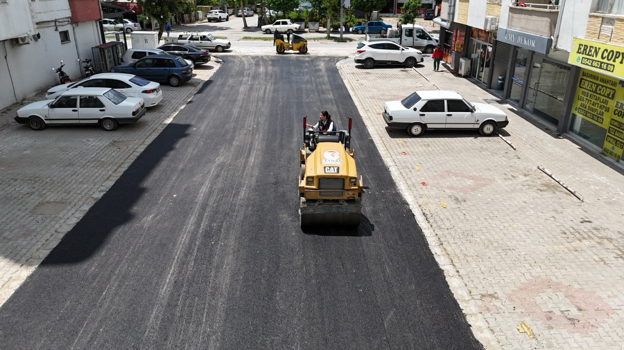 Ceyhan’da parke yollar sıcak asfaltla yenileniyor