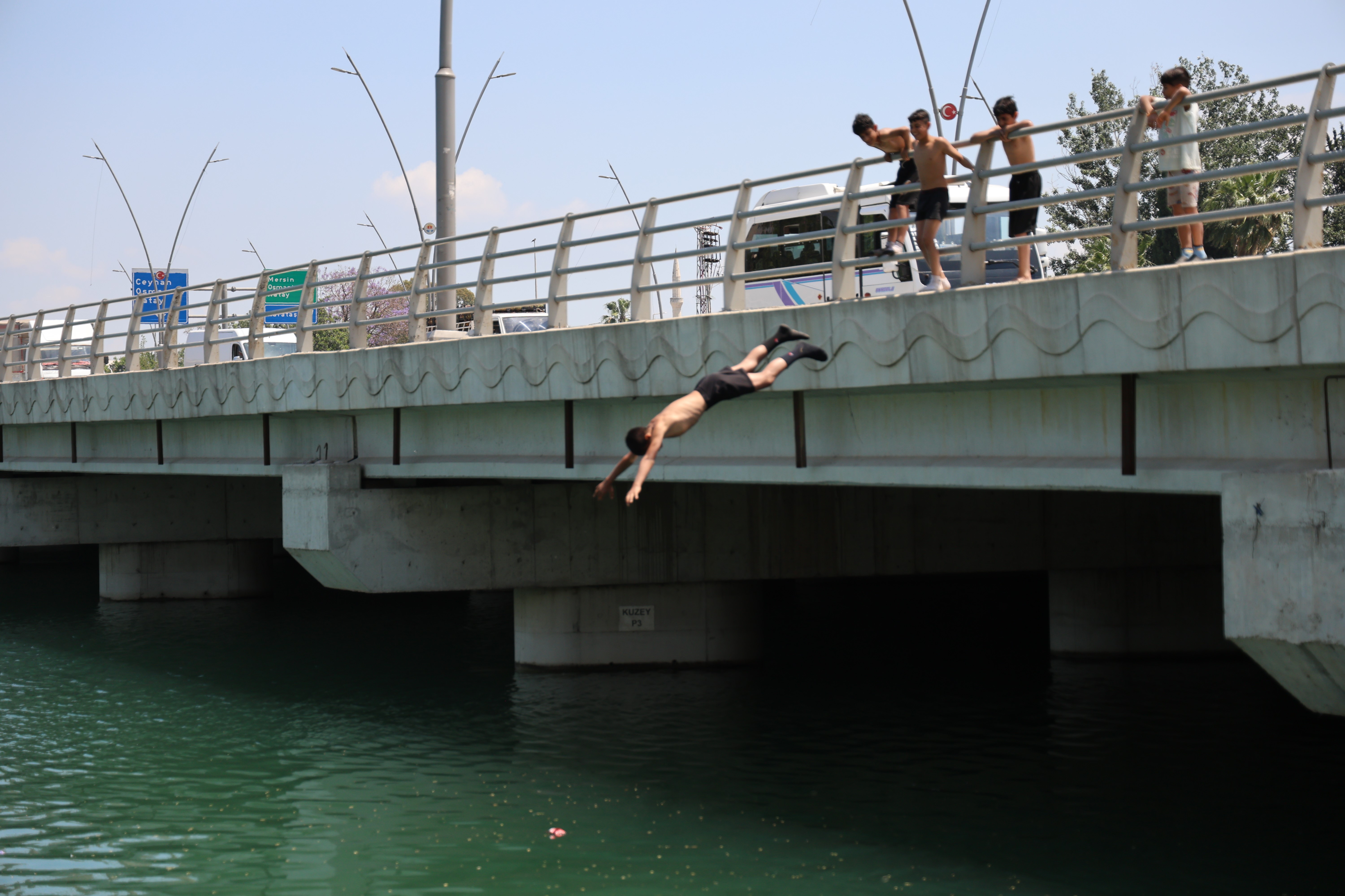Adana'da sıcakla birlikte riskli görüntüler geri döndü