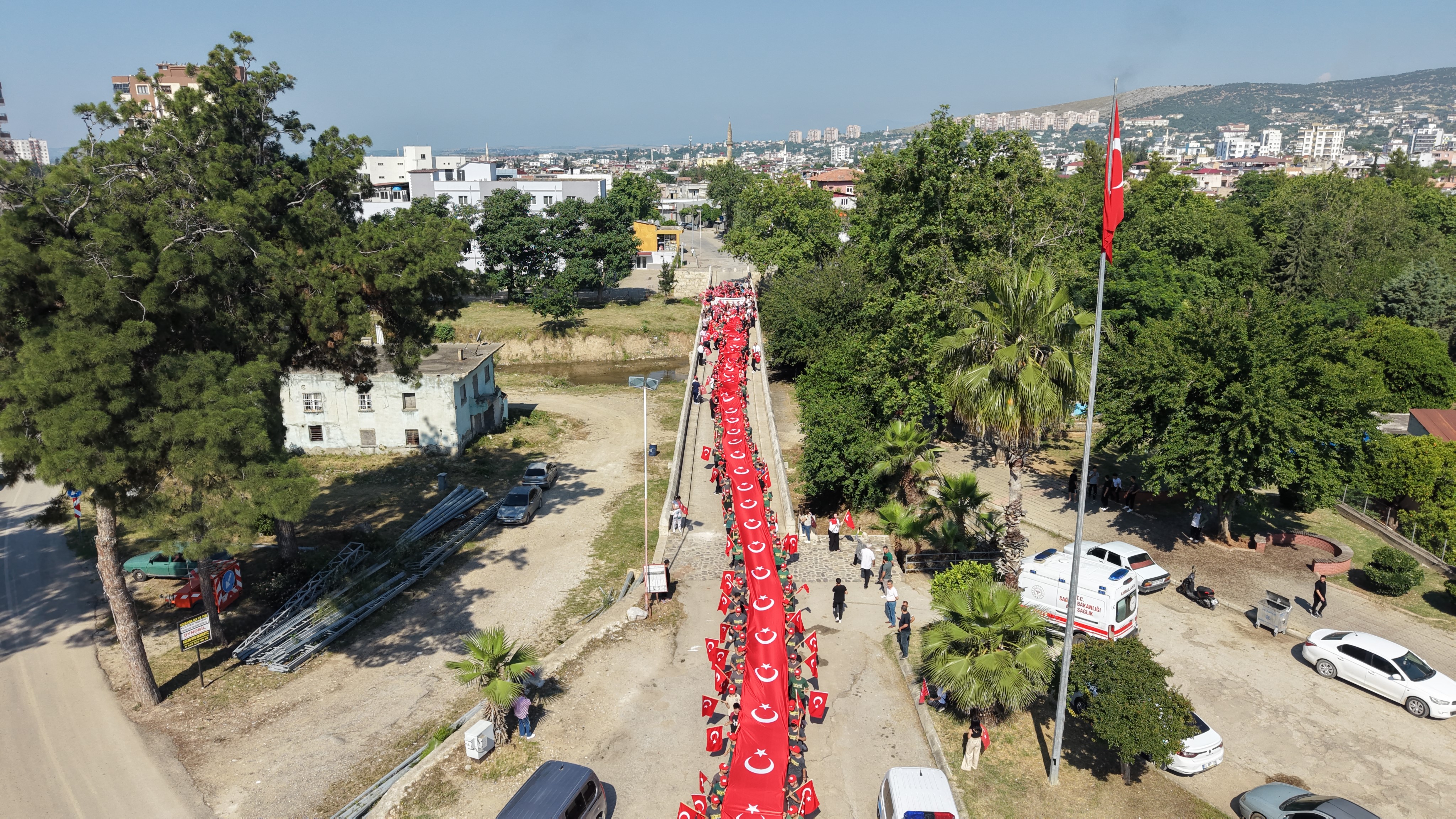 Kozan'da 106 metrelik bayrakla kurtuluş coşkusu