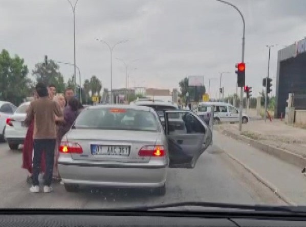 Adana'da trafikte kadınlı erkekli kavga kameraya yansıdı