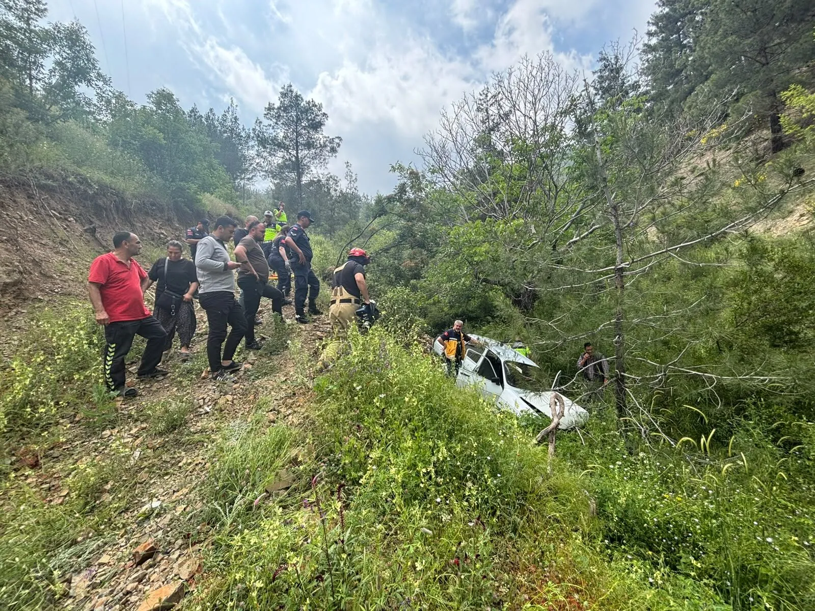 Feke’de korkutan kaza: Otomobil uçuruma yuvarlandı