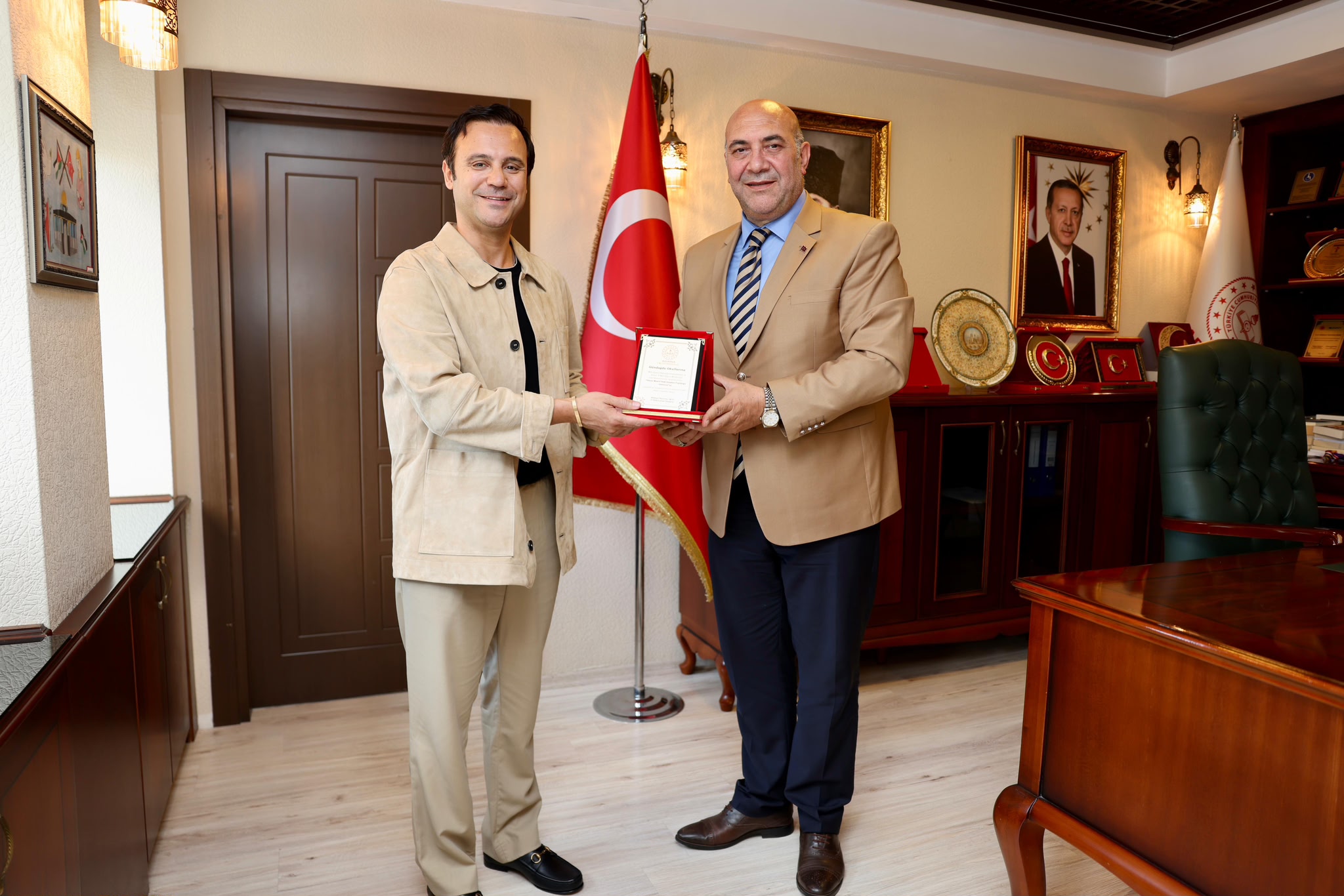 Milli Eğitim Müdürü Aras’tan Gündoğdu’ya teşekkür plaketi