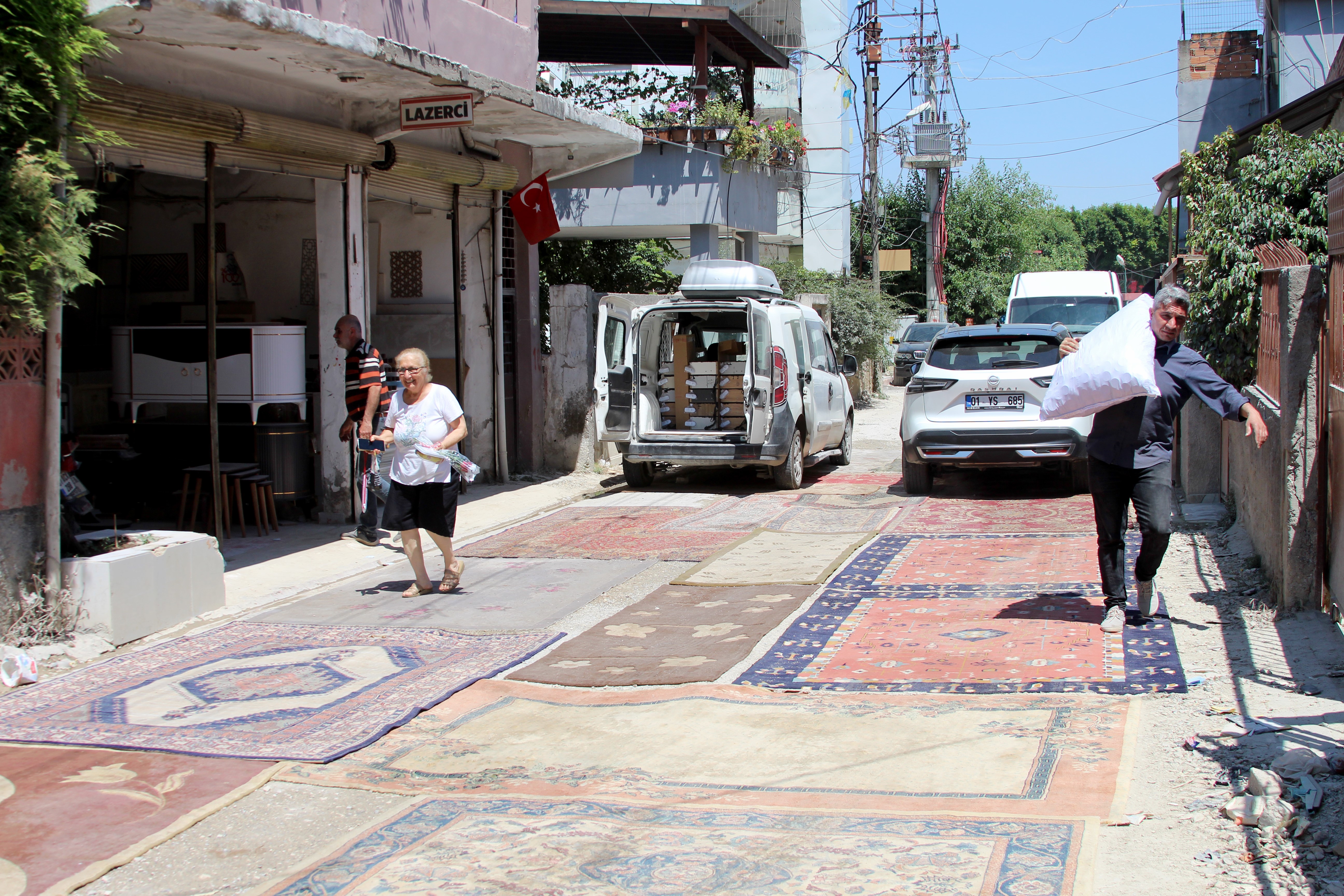Mahalleli toza karşı sokağa halı serdi
