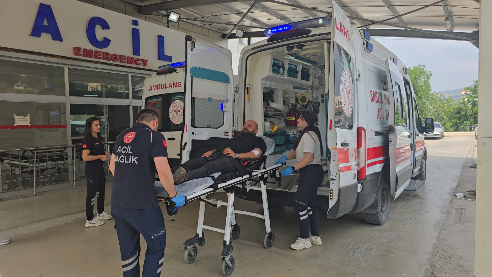 Kozan’da iki otomobil çarpıştı: 3 yaralı