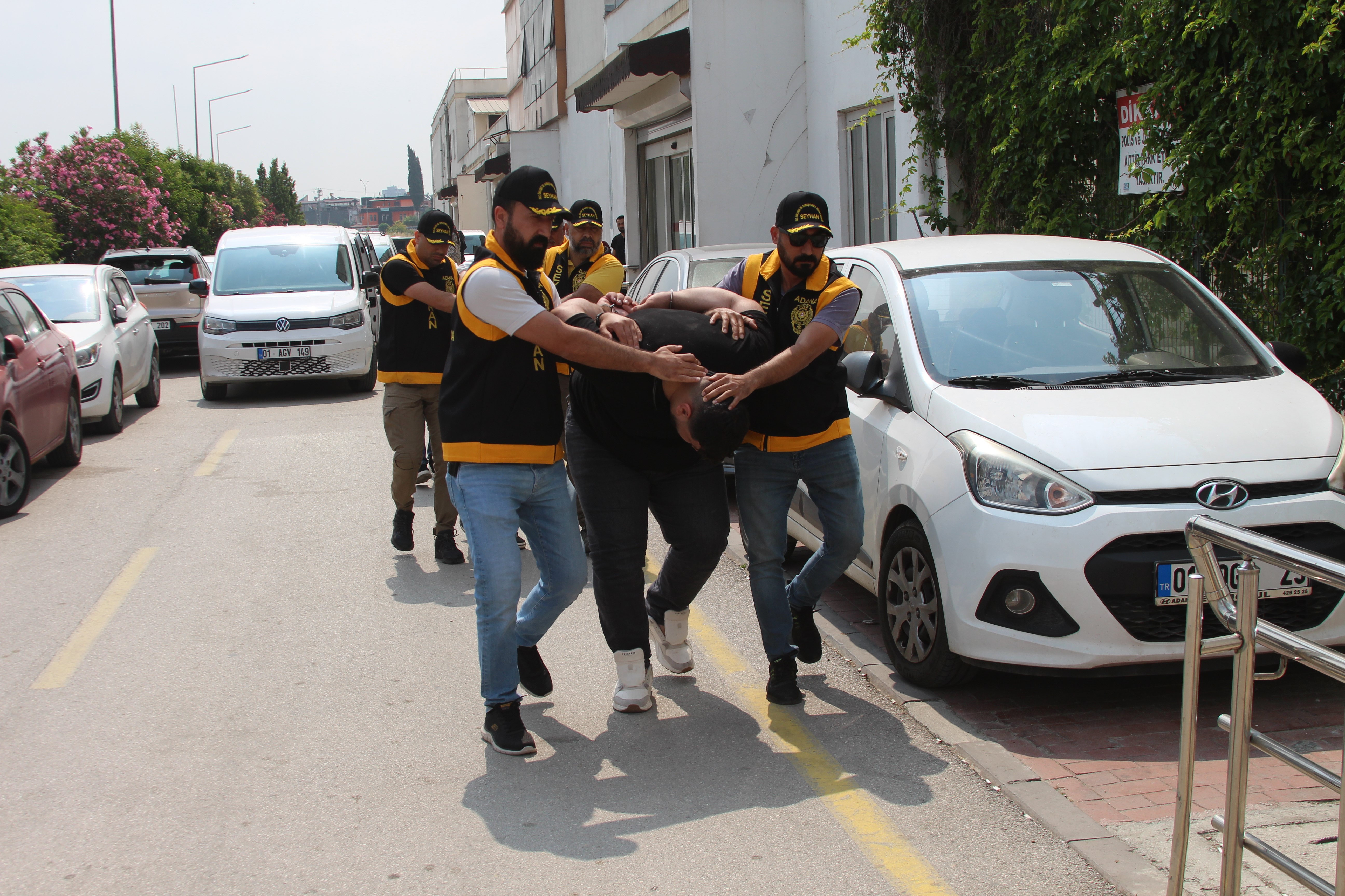 Adana’da aile kavgası kamerada: 3 kişi tutuklandı