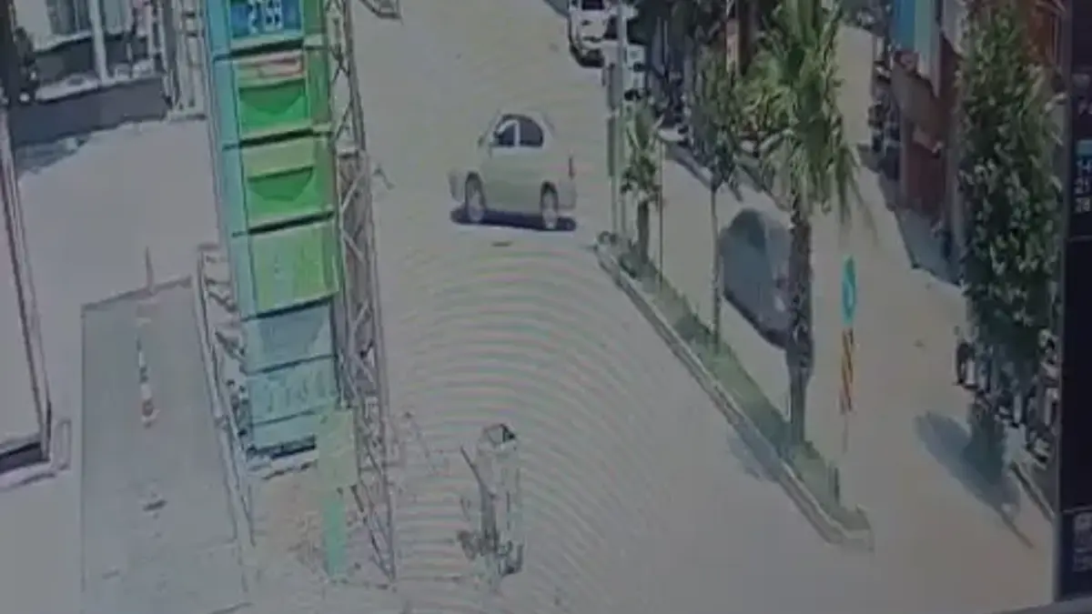 El frenini çekmeyi unuttu, otomobil traktöre çarptı