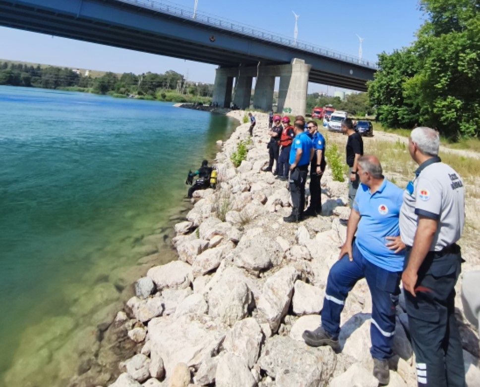 Seyhan Nehri'ne giren çocuk hayatını kaybetti