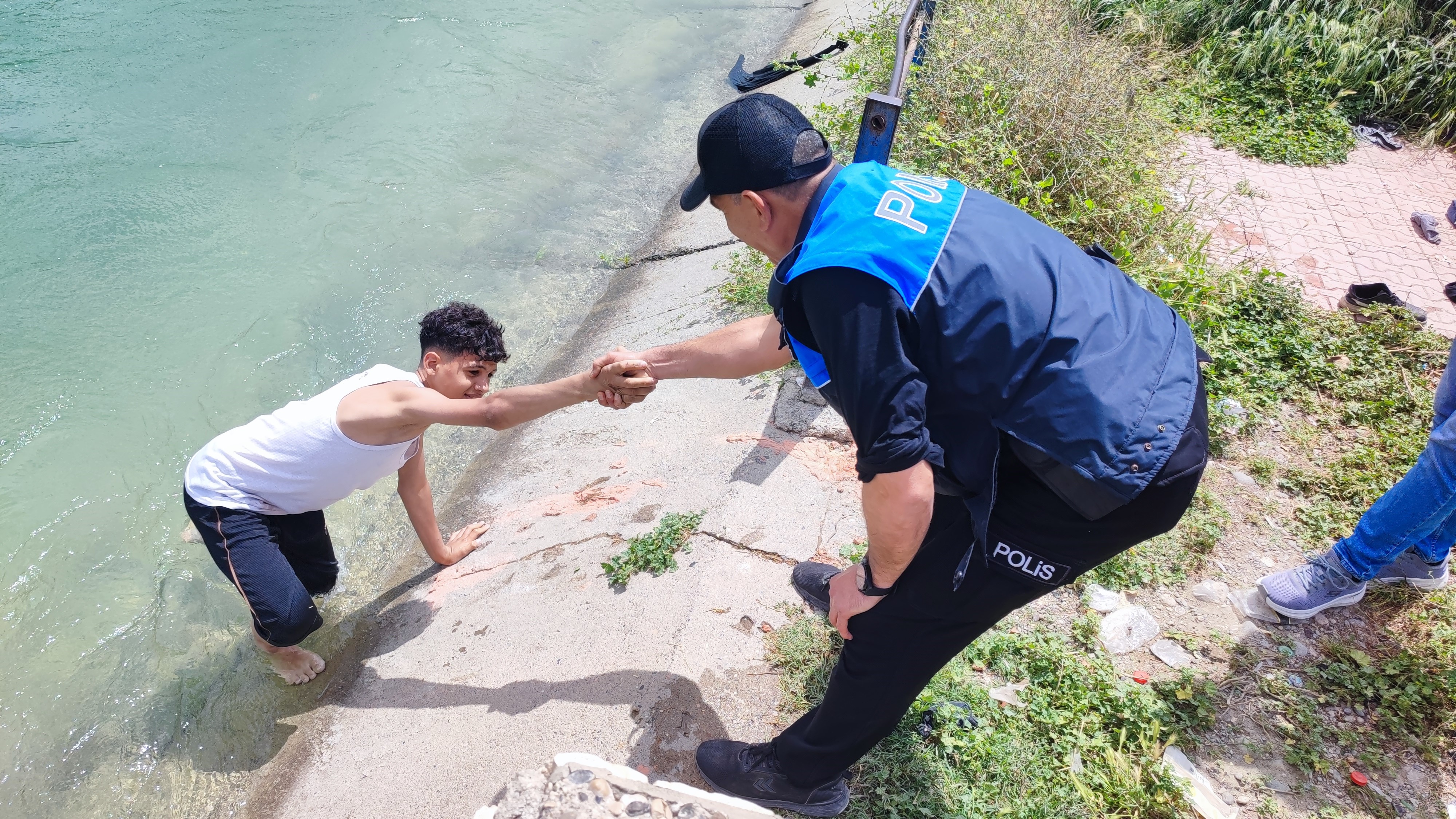 Adana'da artan boğulma vakalarına rağmen çocuklar kanallarda
