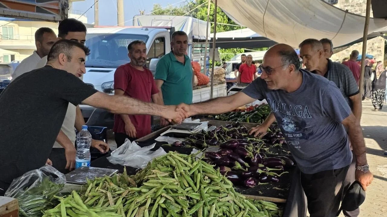 Başkan Altıok pazarda vatandaşlarla bir araya geld