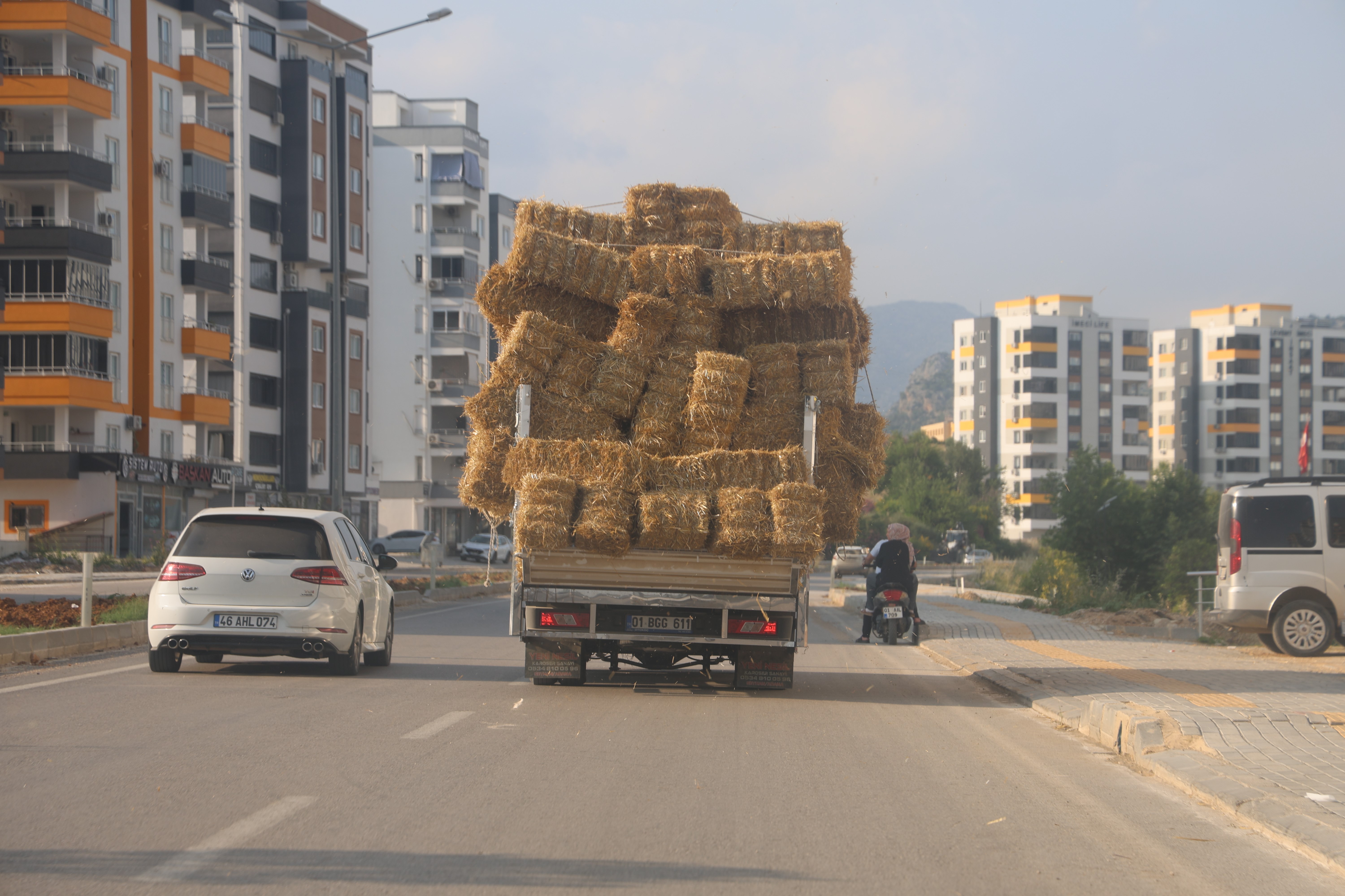 Aşırı saman yüklü pikap trafikte tehlike saçtı
