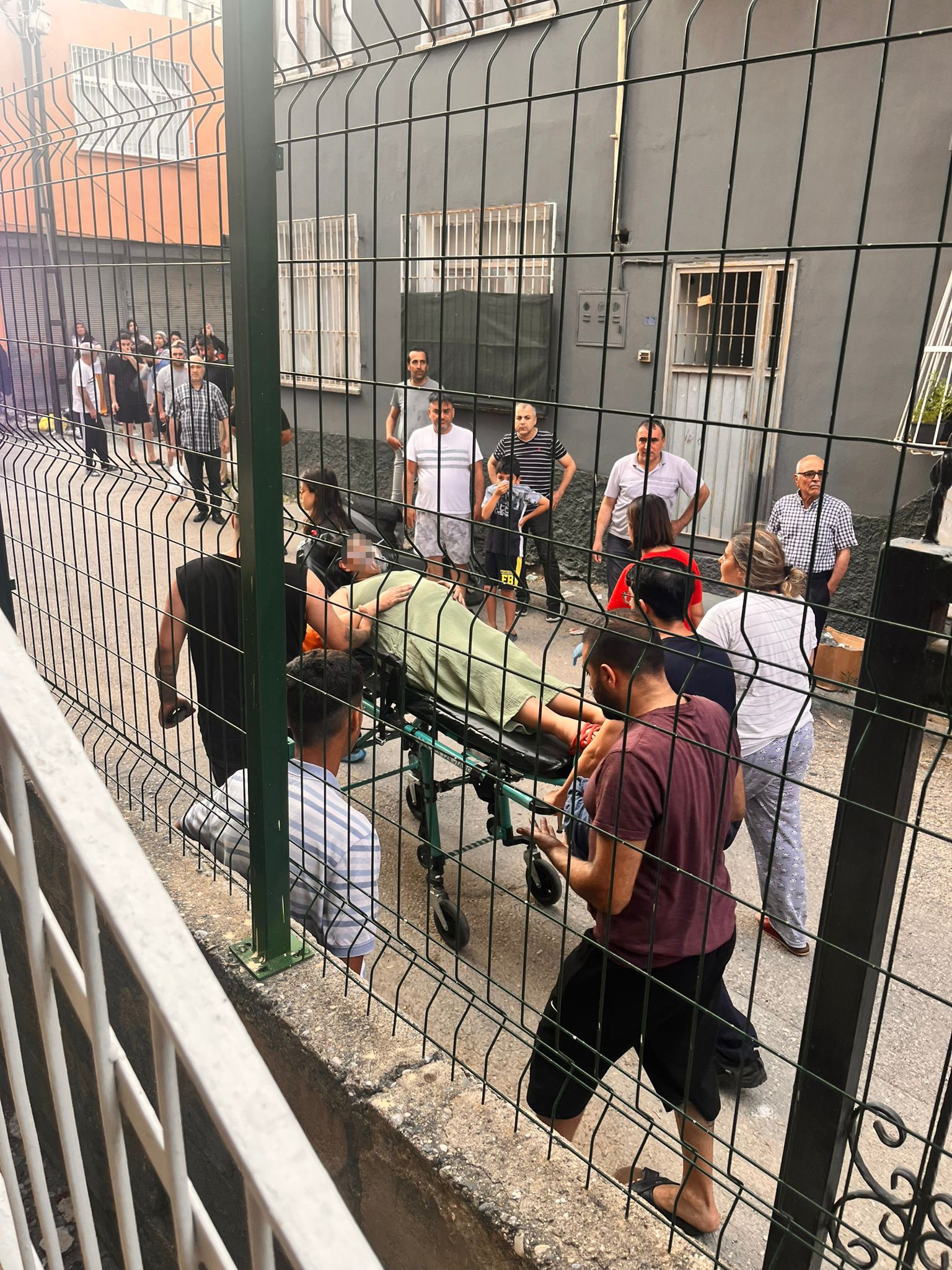 Hamile kadın ve oğlu yangından kurtarıldı