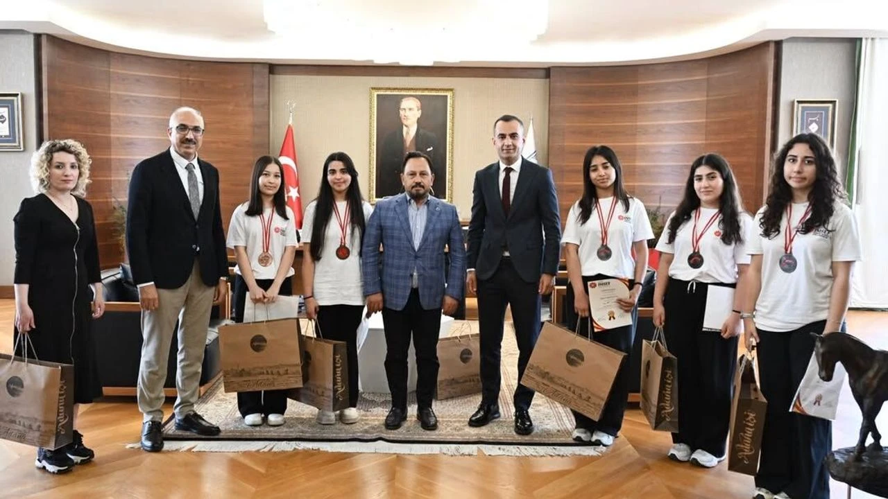 Dünya derecesi yapan öğrencilerden Başkan Uludağ’a