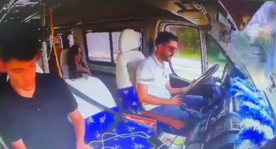 Adana’da faciadan dönüldü: Direksiyonda uyuyan dolmuşçu kaza yaptı