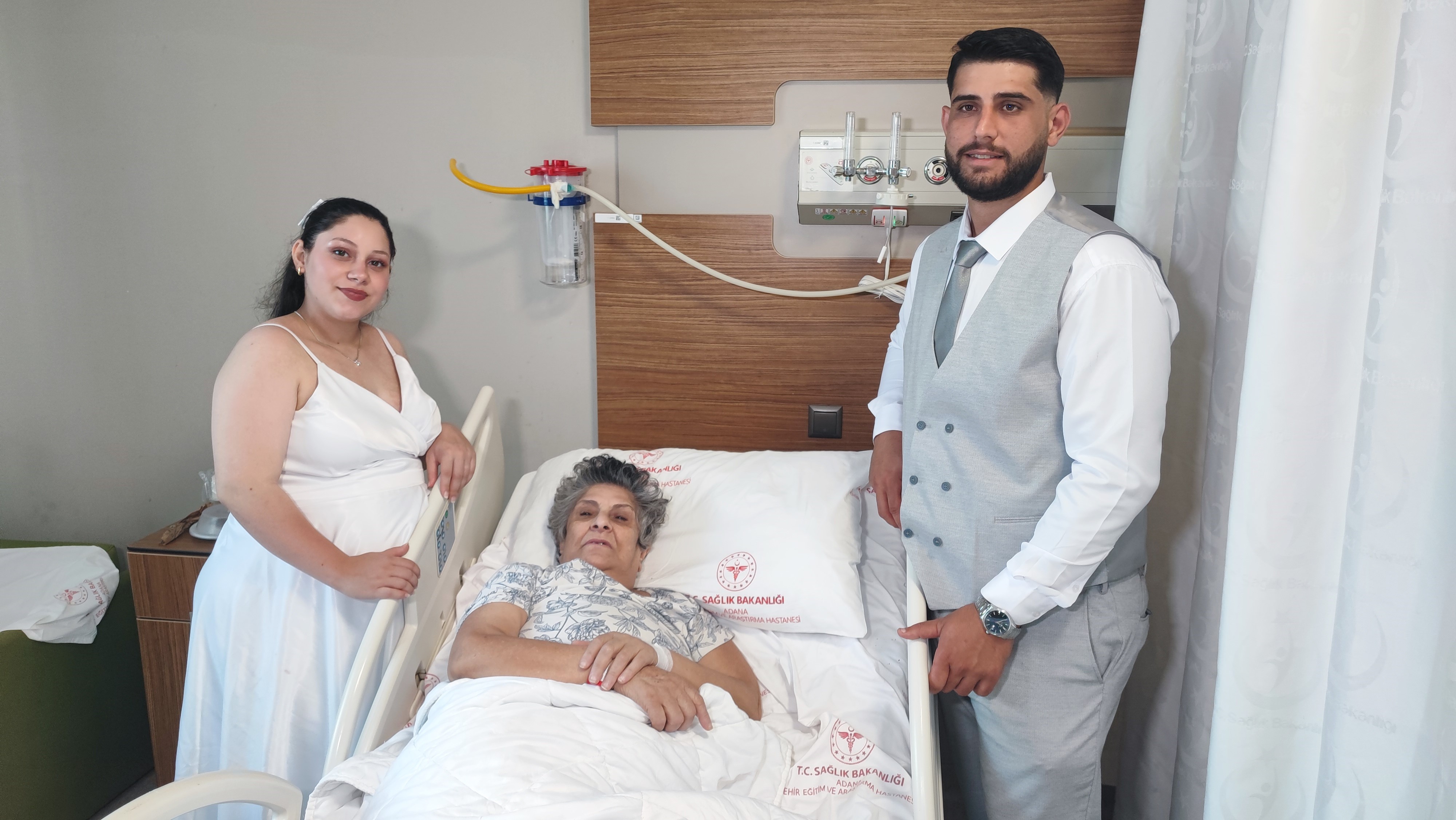 Gelinlik ve damatlıkla hastaneye gittiler: Anne gözyaşlarını tutamadı