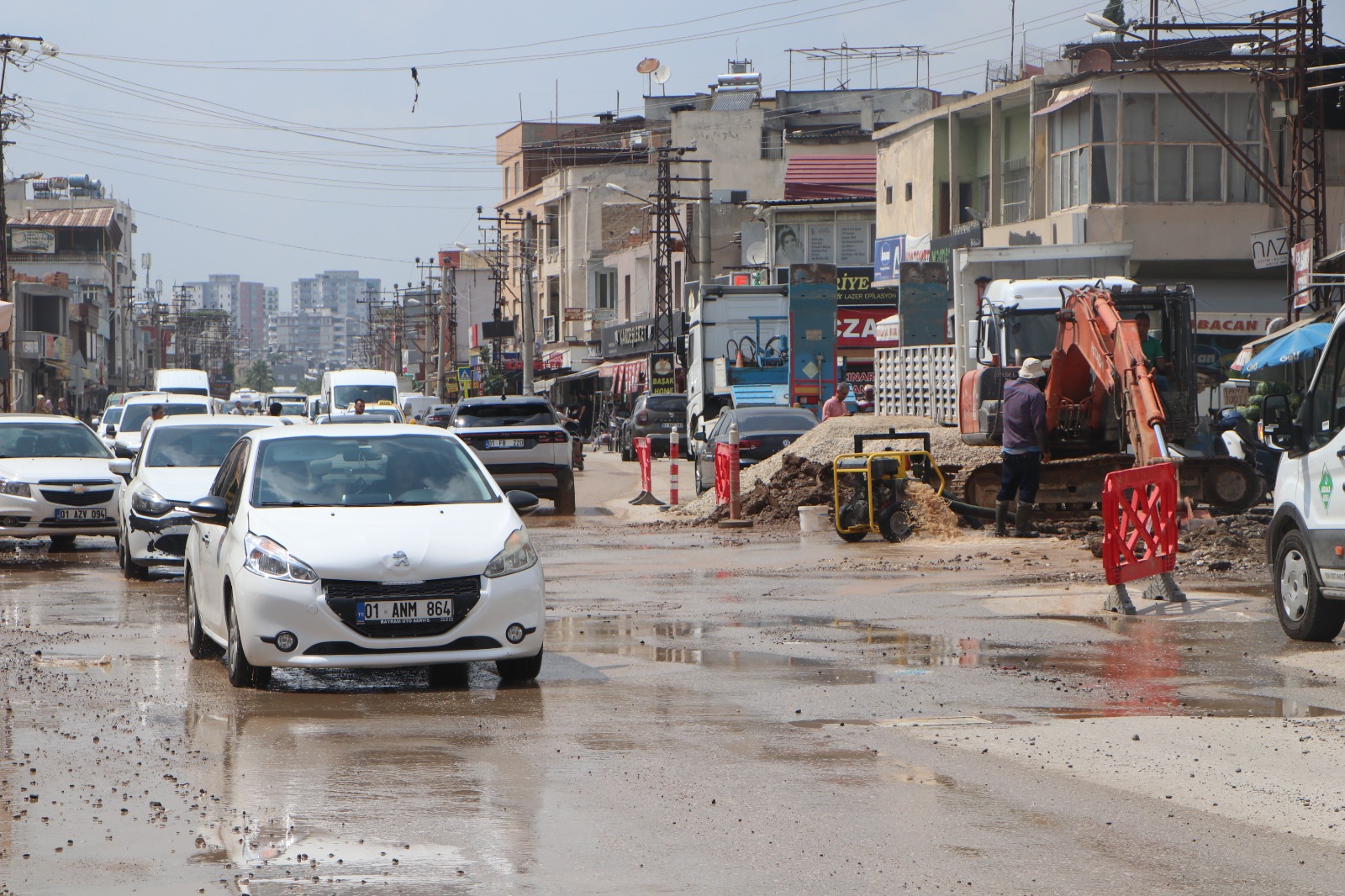 Adana’da içme suyu borusu patladı: Cadde çöktü, evleri su bastı