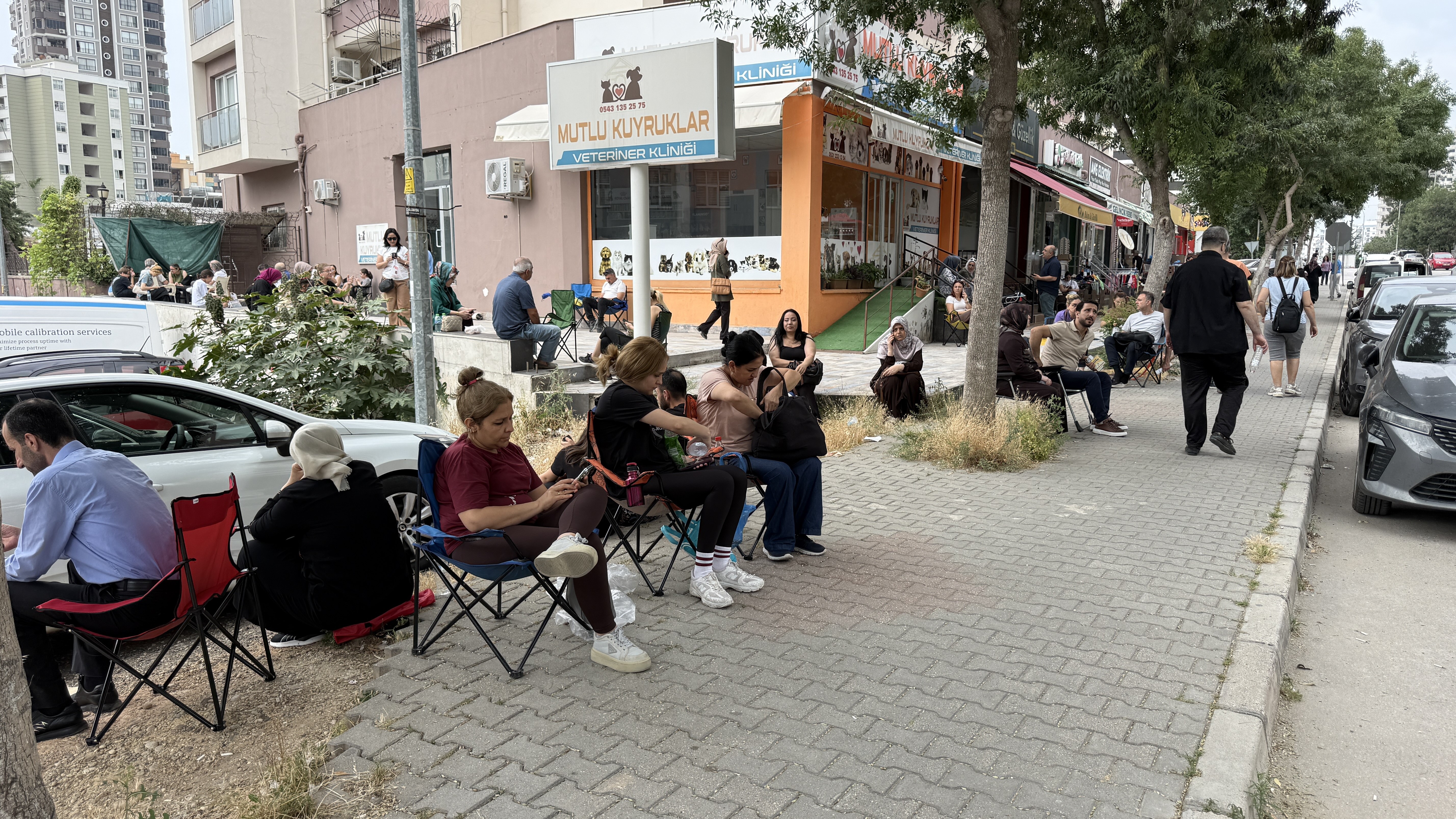 Öğrenciler içeride veliler dışarıda ter döktü