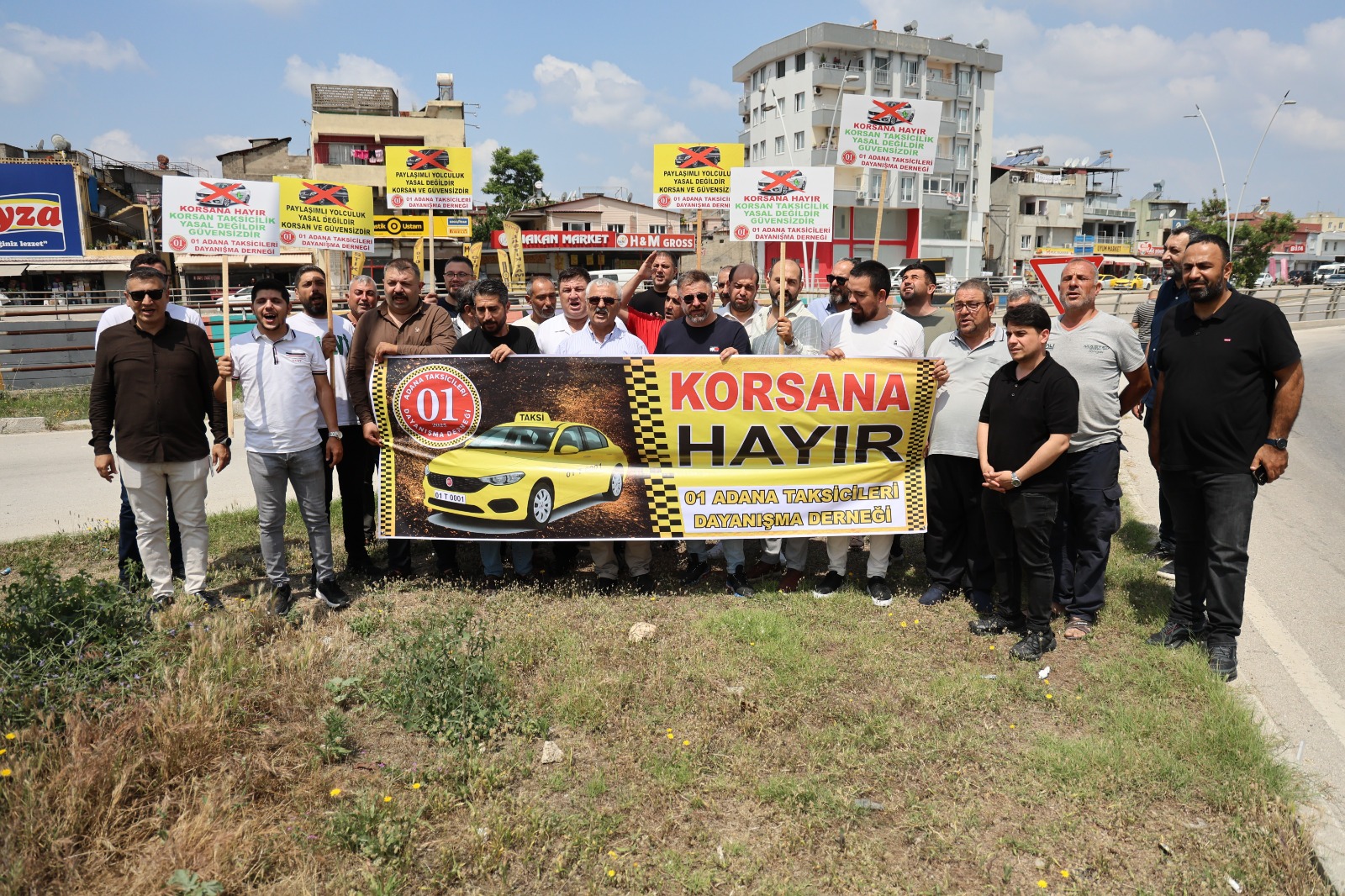 Adana’da taksicilerden korsan taşımacılığa konvoylu tepki