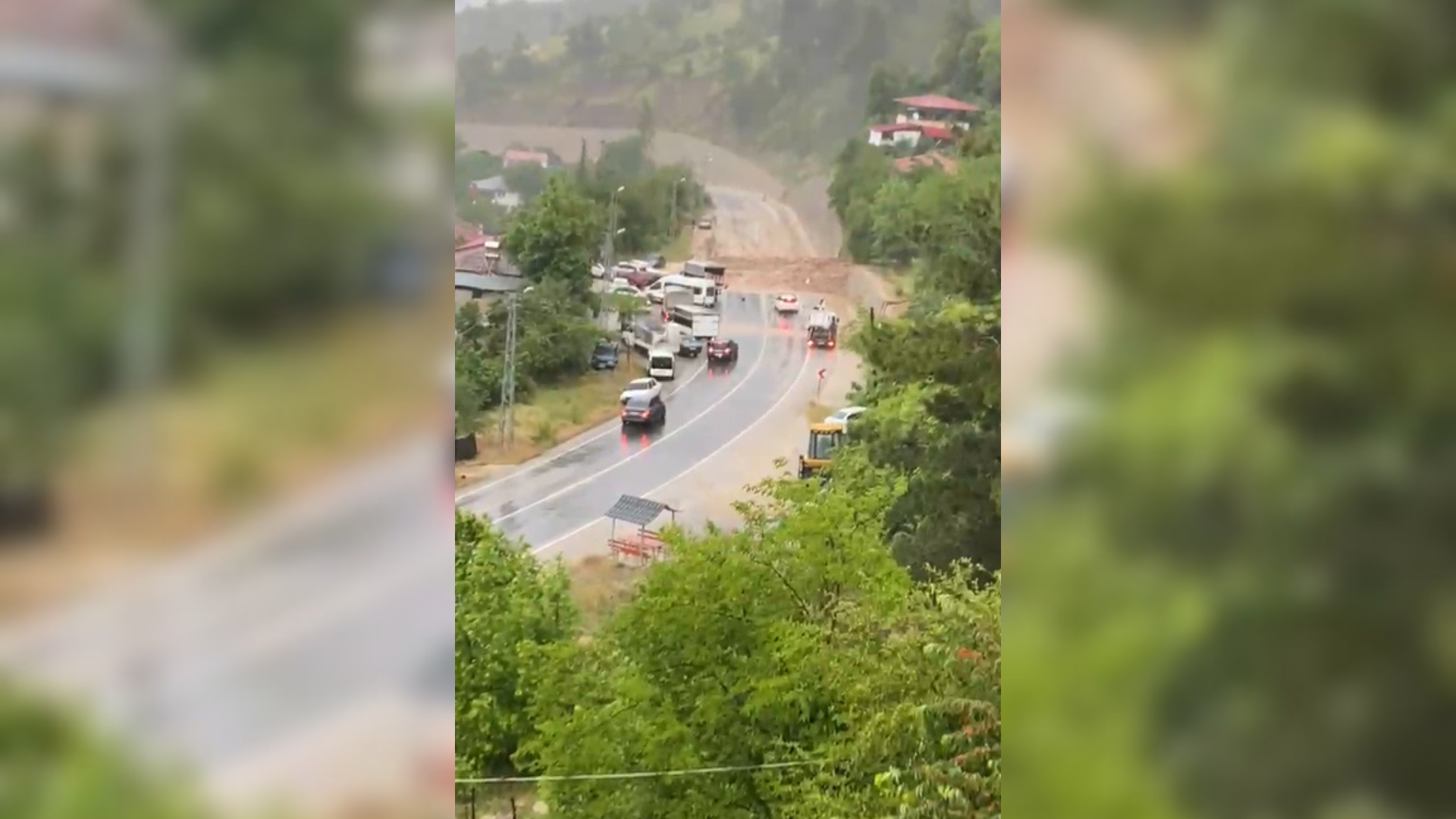 Feke-Kozan kara yolu sel ve heyelan nedeniyle ulaşıma kapandı