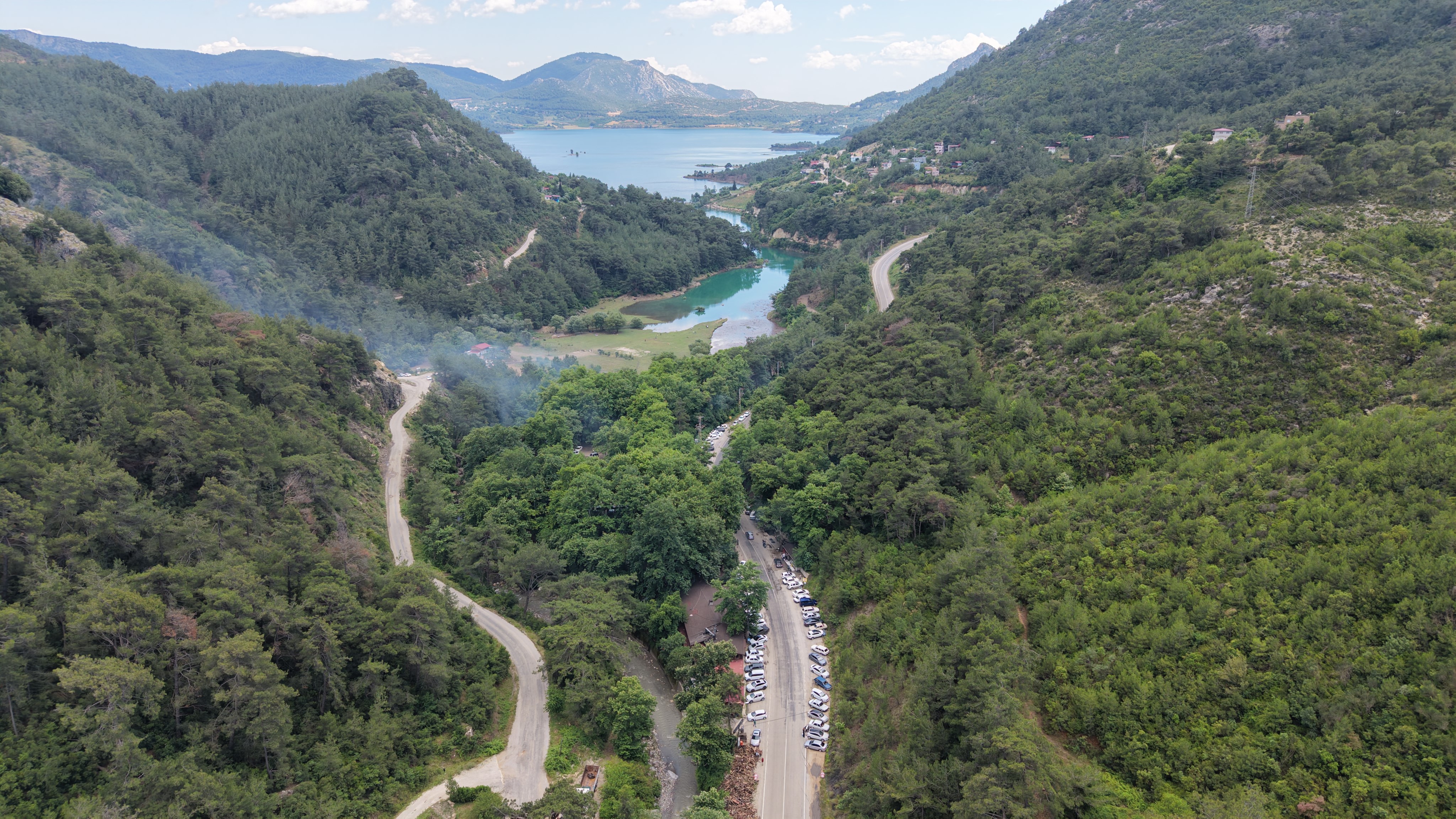 Kozan’da mesire alanları doldu, mangal dumanları gökyüzünü kapladı