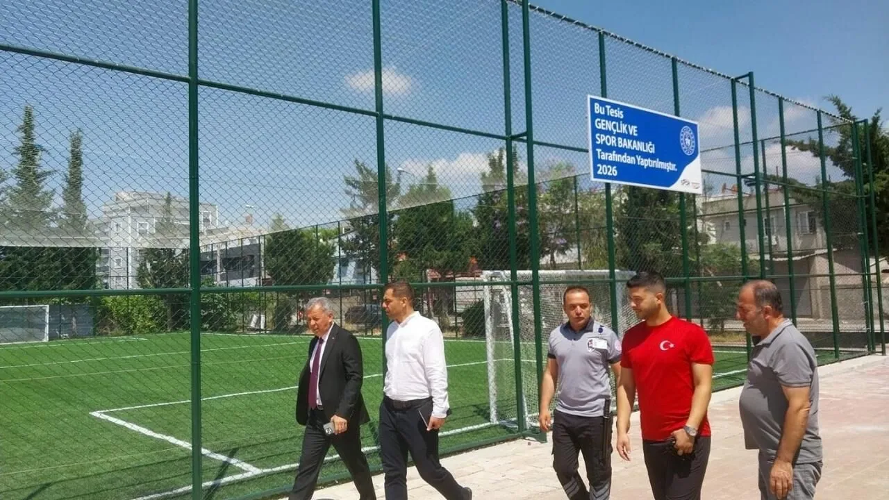 Mustafa Loğoğlu, Nihat Geven Spor Salonu’ndaki çalışmaları inceledi