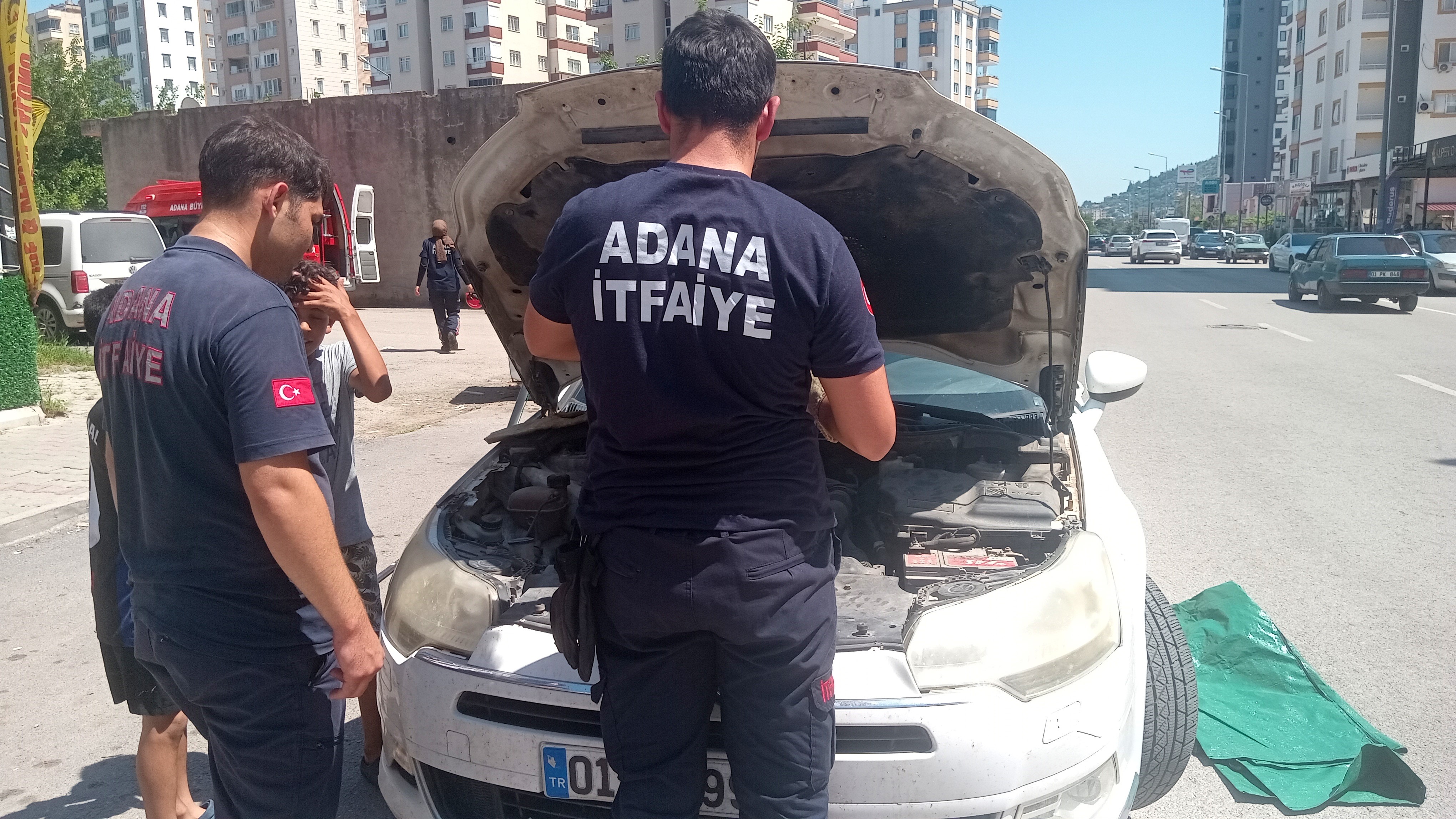 Kozan'da araçların motoruna giren kedi, itfaiyeyi seferber etti