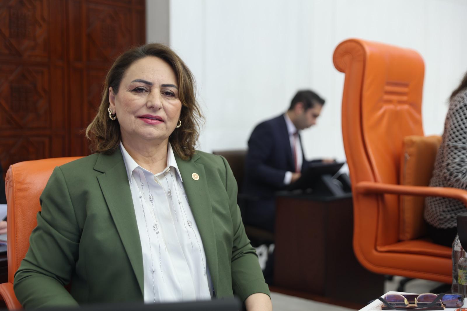Müzeyyen Şevkin: "Öğretmenlerin çığlığını duyun!"
