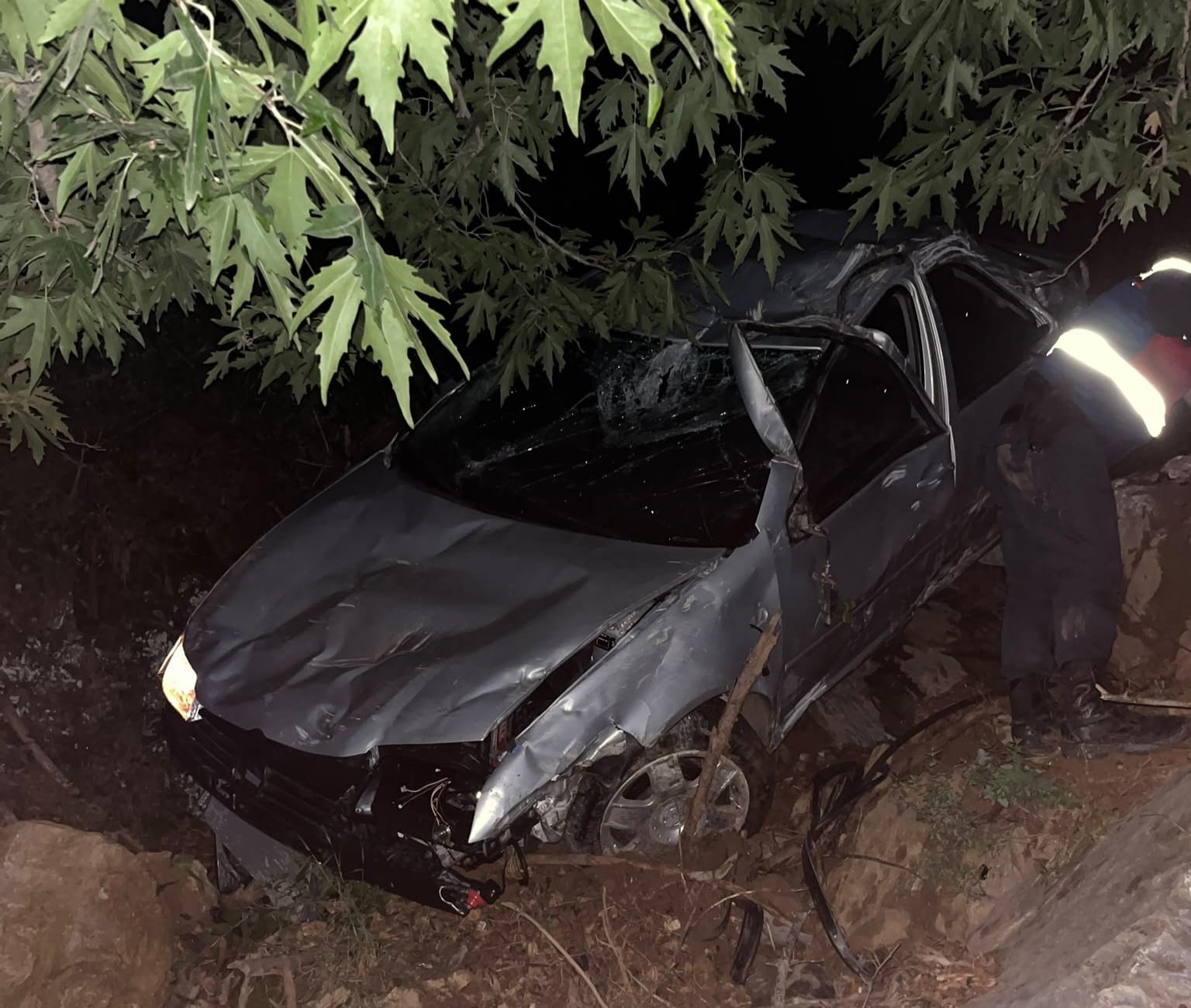 Kozan’da otomobil uçuruma yuvarlandı: Sürücü yaralandı