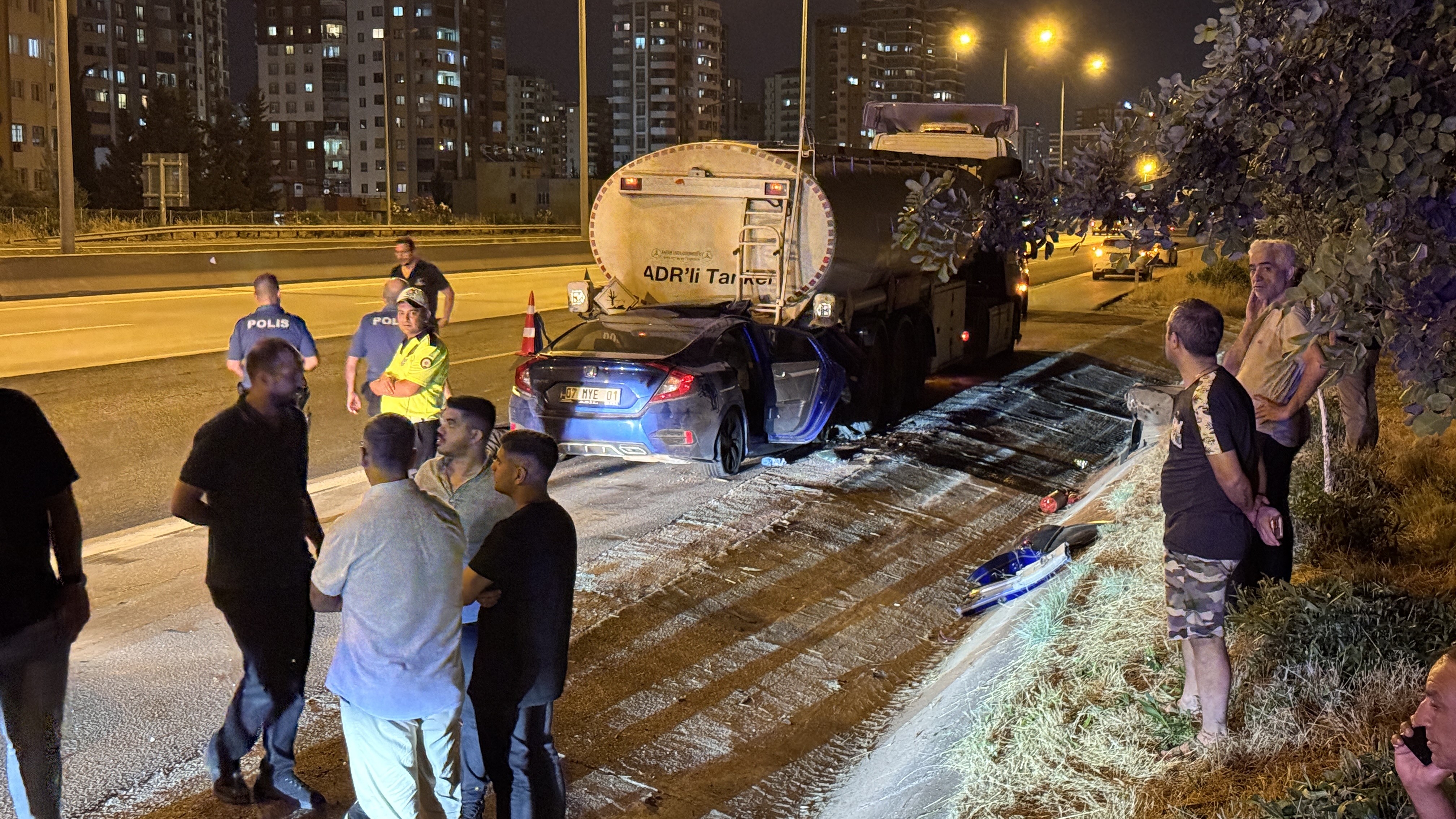 Adana’da otomobil tıra çarptı: Baba öldü, 2 çocuğu yaralandı