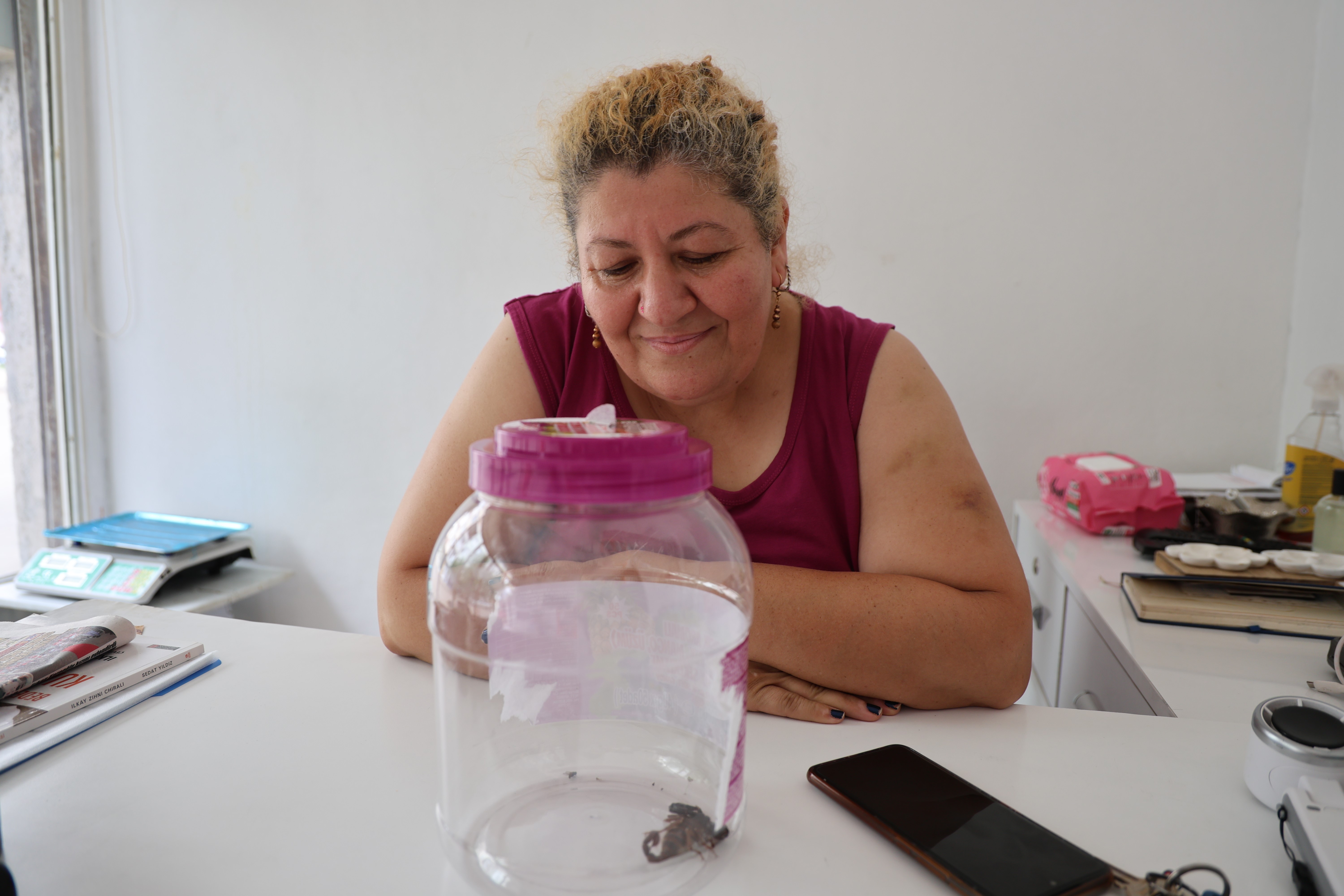 İş yerinin önünde bulduğu akrebe bidonda bakmaya başladı