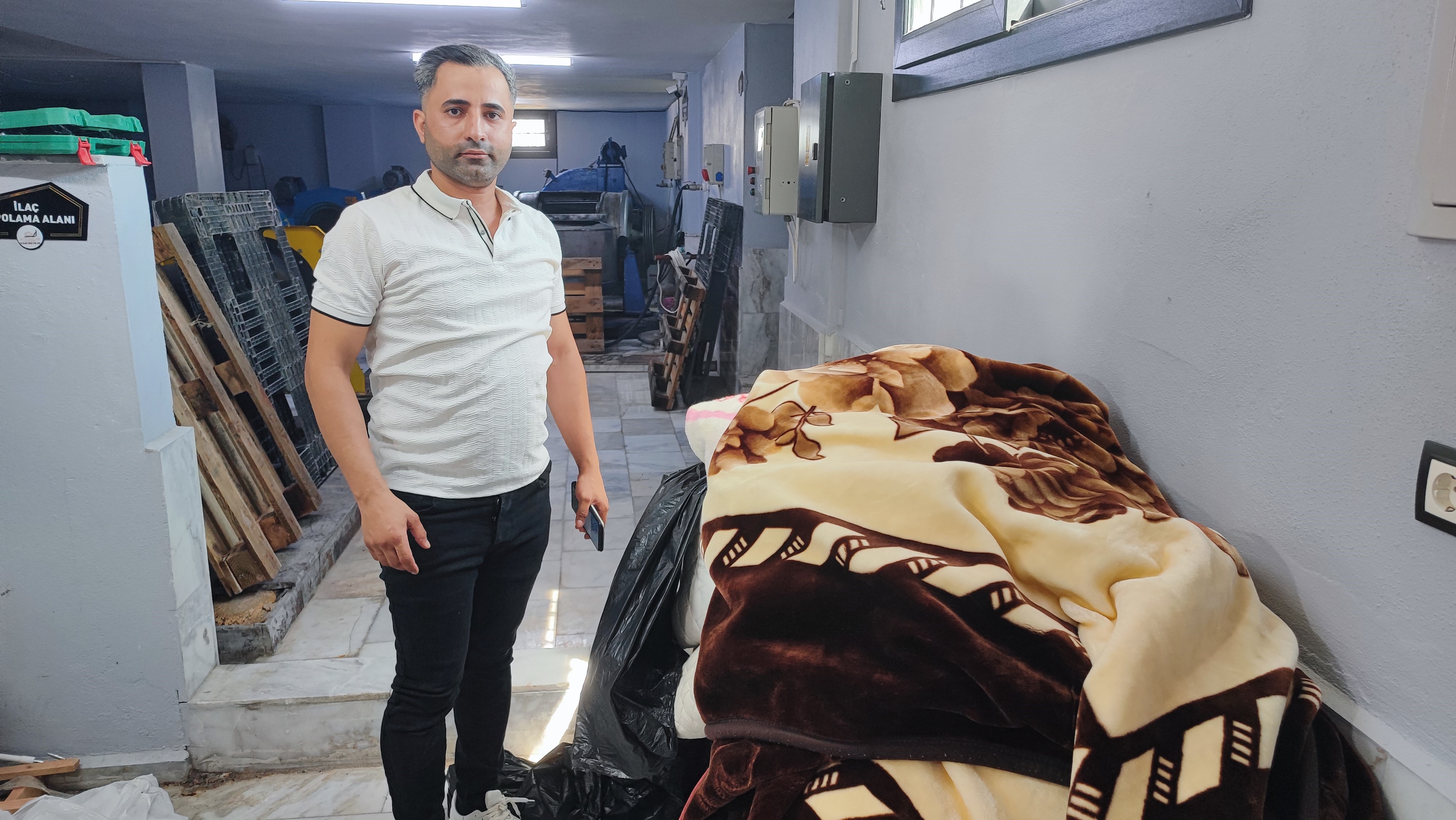 Battaniyenin içinden çıkan para ve cüzdanı sahibine teslim etti; Yaşlı kadın poşeti sordu