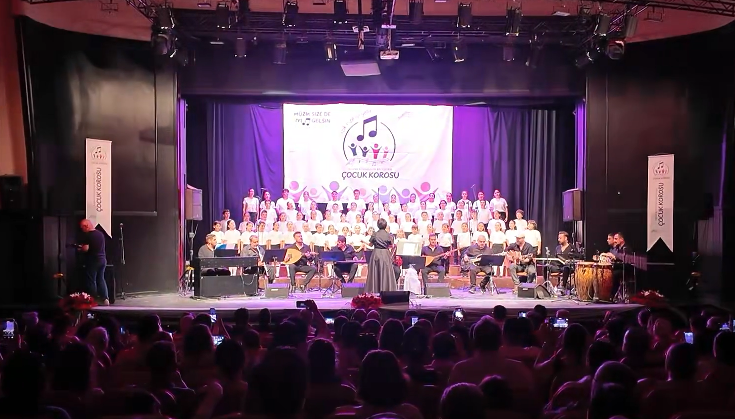 “Müzik Size de İyi Gelsin” etkinliğinde çocuklar sahne aldı