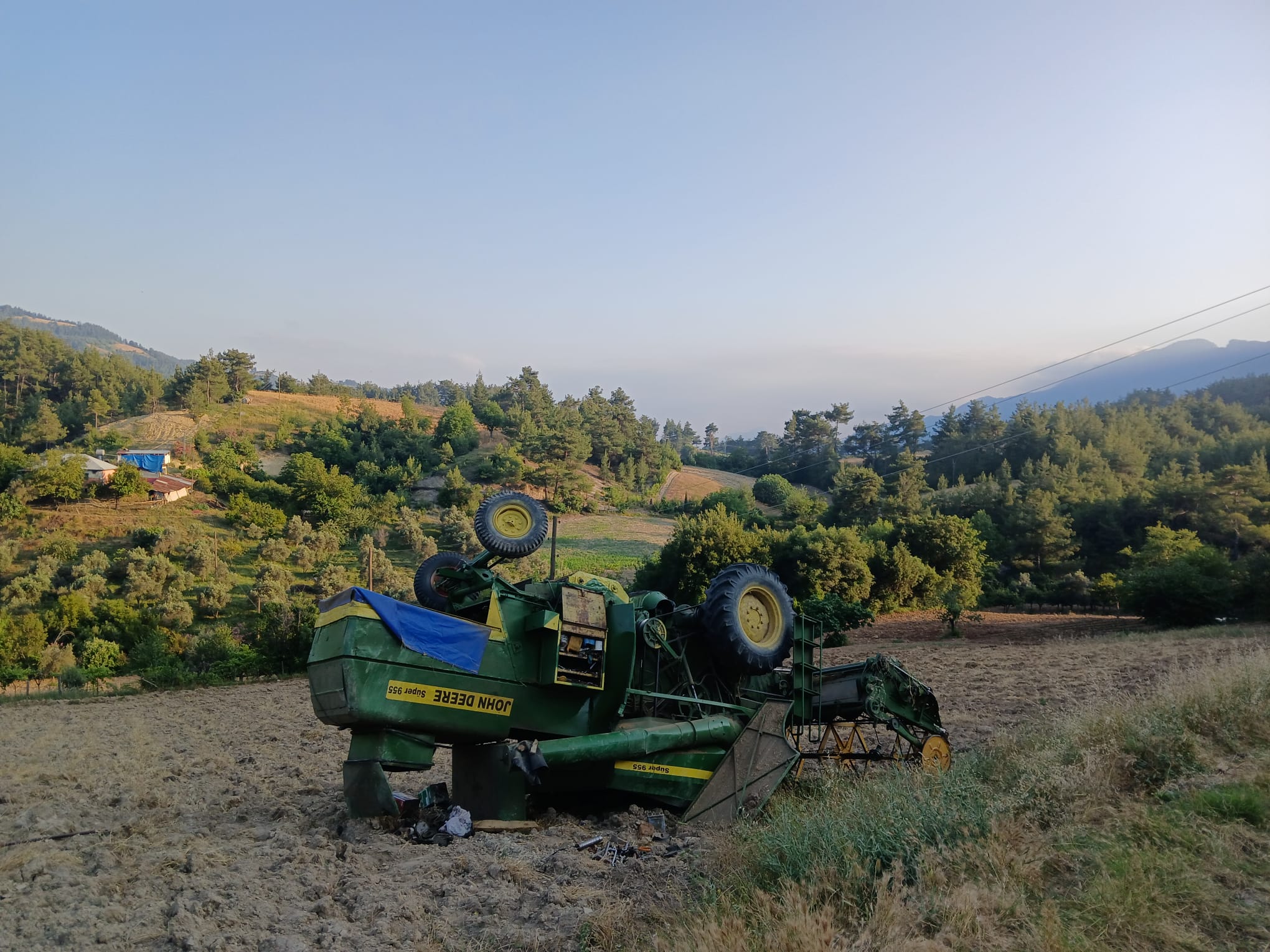 Kozan’da devrilen biçerdöverin sürücüsü yaralandı