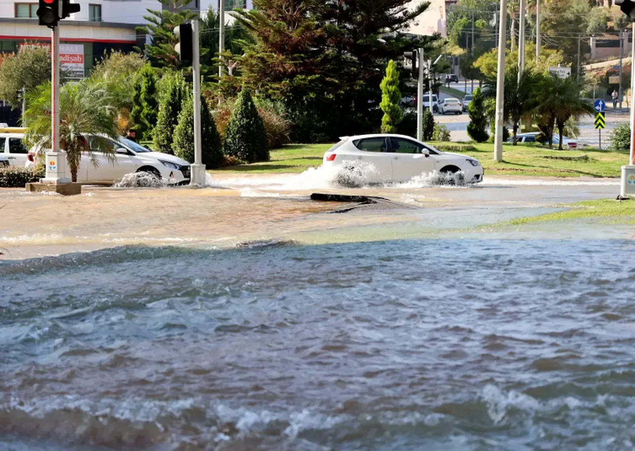 Çukurova’da su borusu patladı, yollar suyla kaplandı