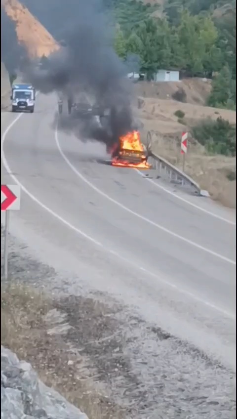 Kozan’da seyir halindeki otomobil alev alev yandı