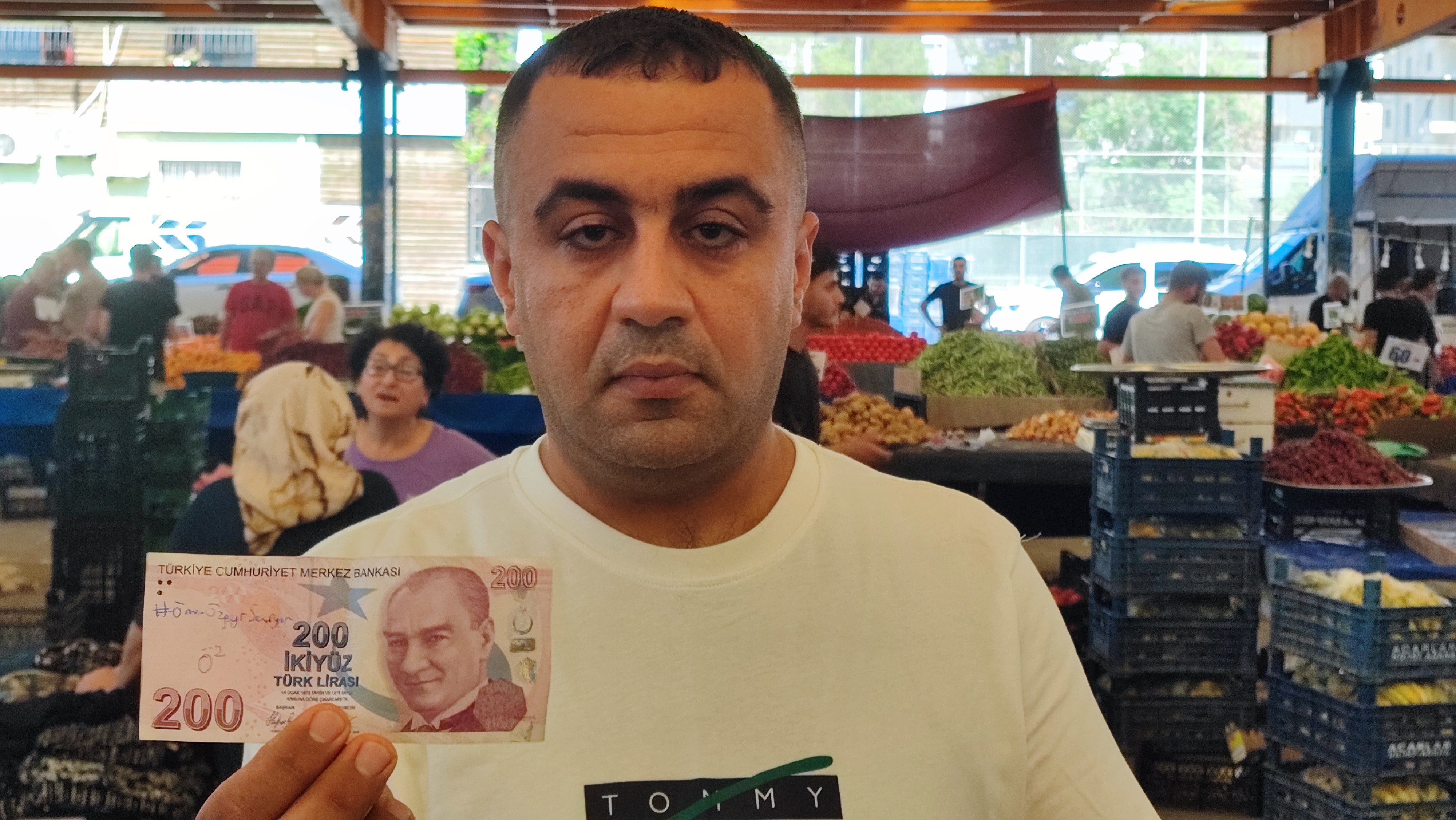 Adana pazarında aşk banknotları: Esnaf Ömer ve Özge’yi arıyor